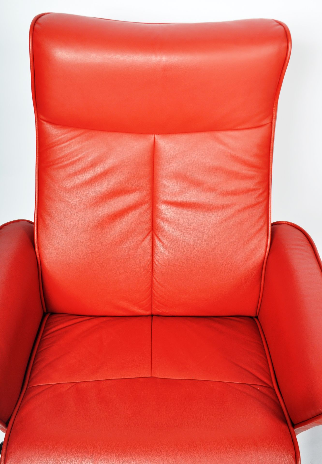G PLAN - CONTEMPORARY RED LEATHER RECLINING SWIVEL ARMCHAIR - Image 3 of 7