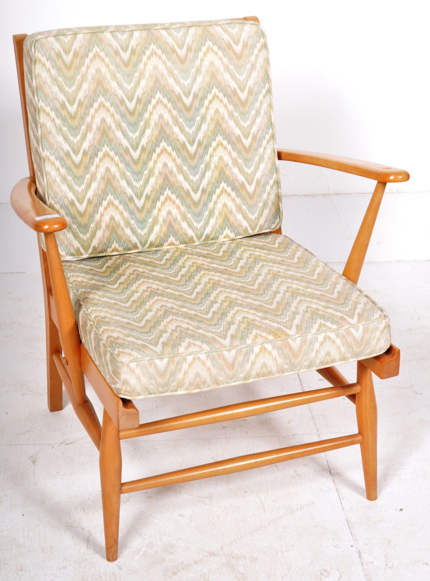 ERCOL - MODEL 567 - BEECH AND ELM EASY LOUNGE ARMCHAIR - Image 2 of 8