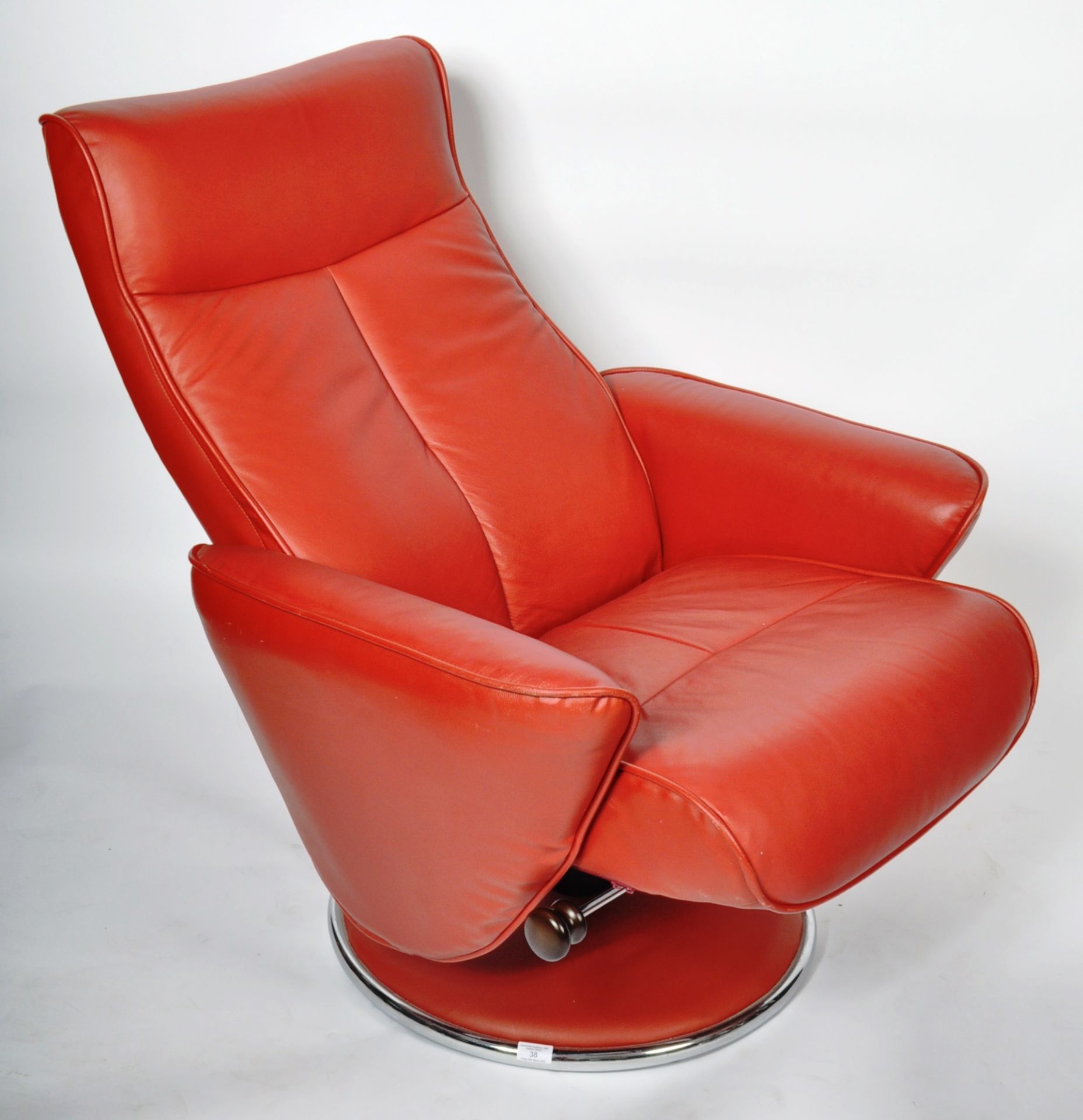 G PLAN - CONTEMPORARY RED LEATHER RECLINING SWIVEL ARMCHAIR - Image 7 of 7
