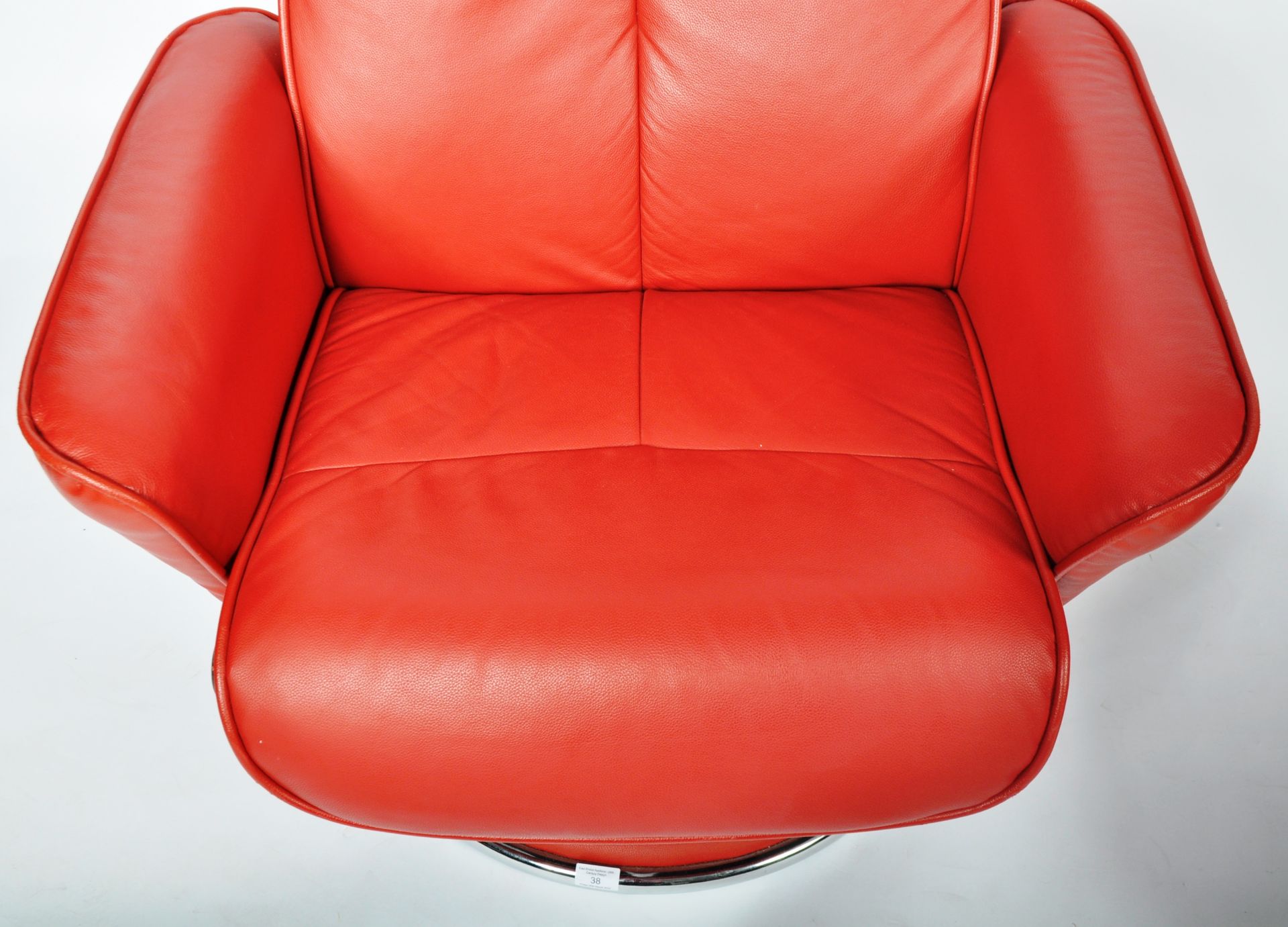 G PLAN - CONTEMPORARY RED LEATHER RECLINING SWIVEL ARMCHAIR - Image 4 of 7