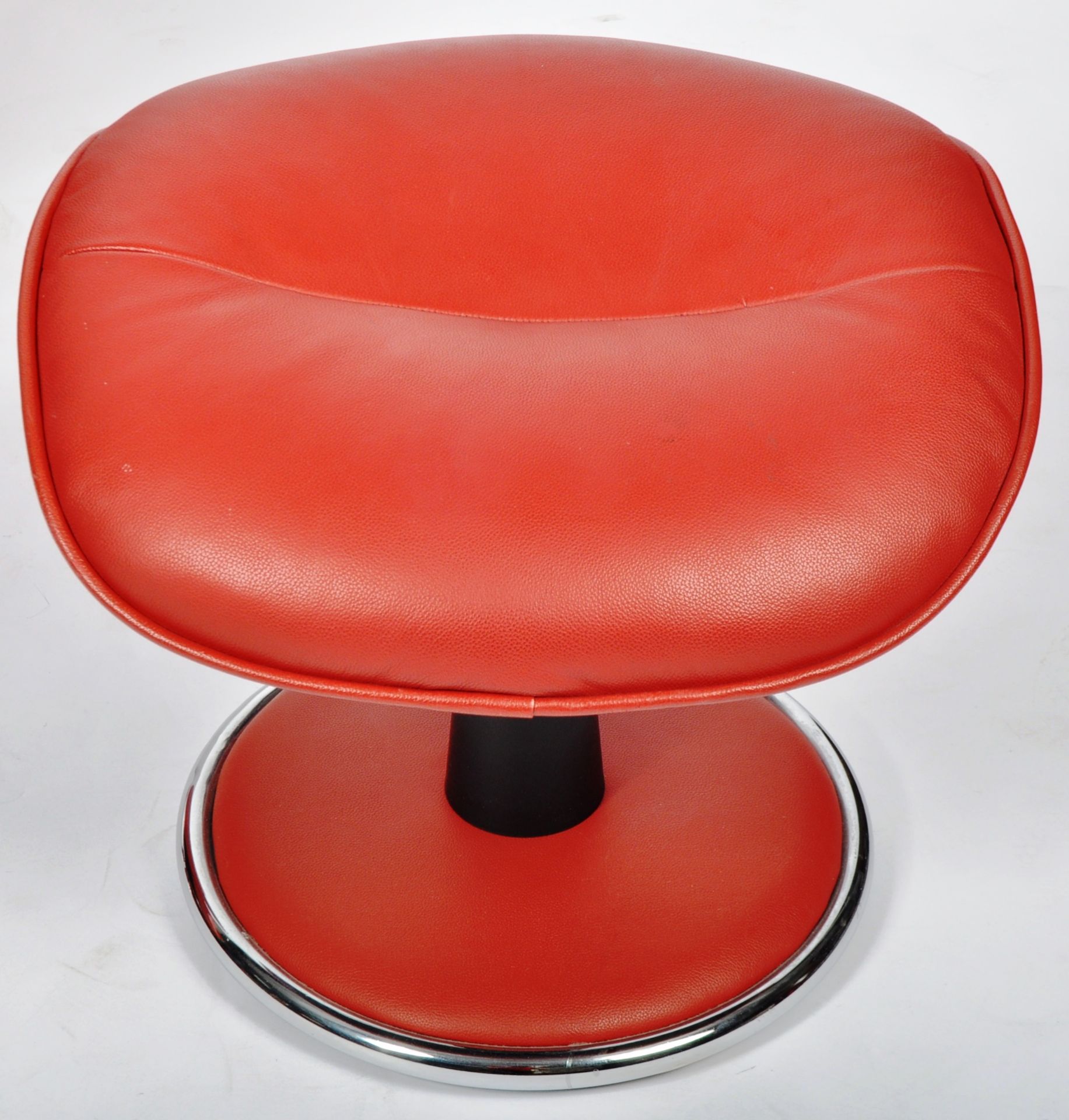 G PLAN - CONTEMPORARY RED LEATHER RECLINING SWIVEL ARMCHAIR - Image 5 of 7