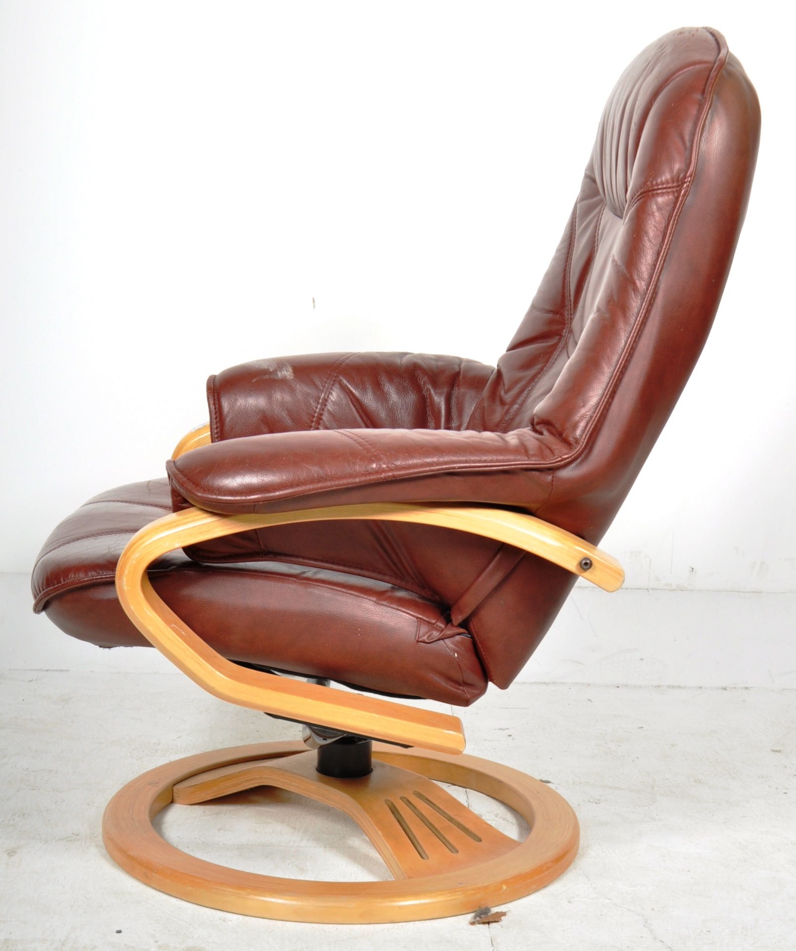 CONTEMPORARY DARK BROWN LEATHER UPHOLSTERED RECLINING CHAIR - Image 6 of 8