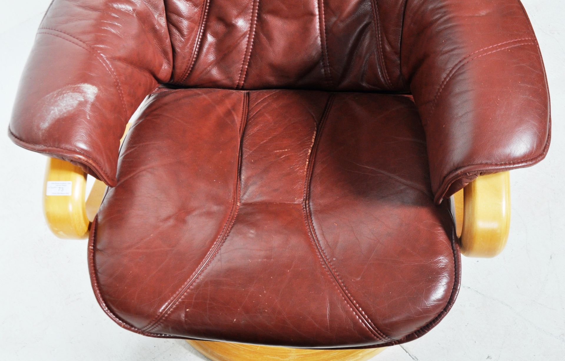 CONTEMPORARY DARK BROWN LEATHER UPHOLSTERED RECLINING CHAIR - Image 4 of 8