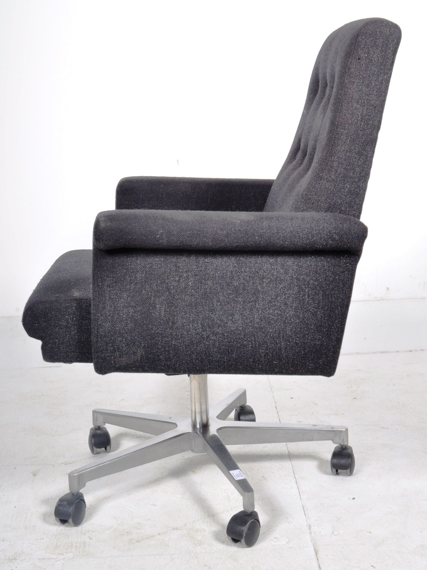 20TH CENTURY DANISH INSPIRED SWIVEL OFFICE DESK ARMCHAIR - Image 8 of 8