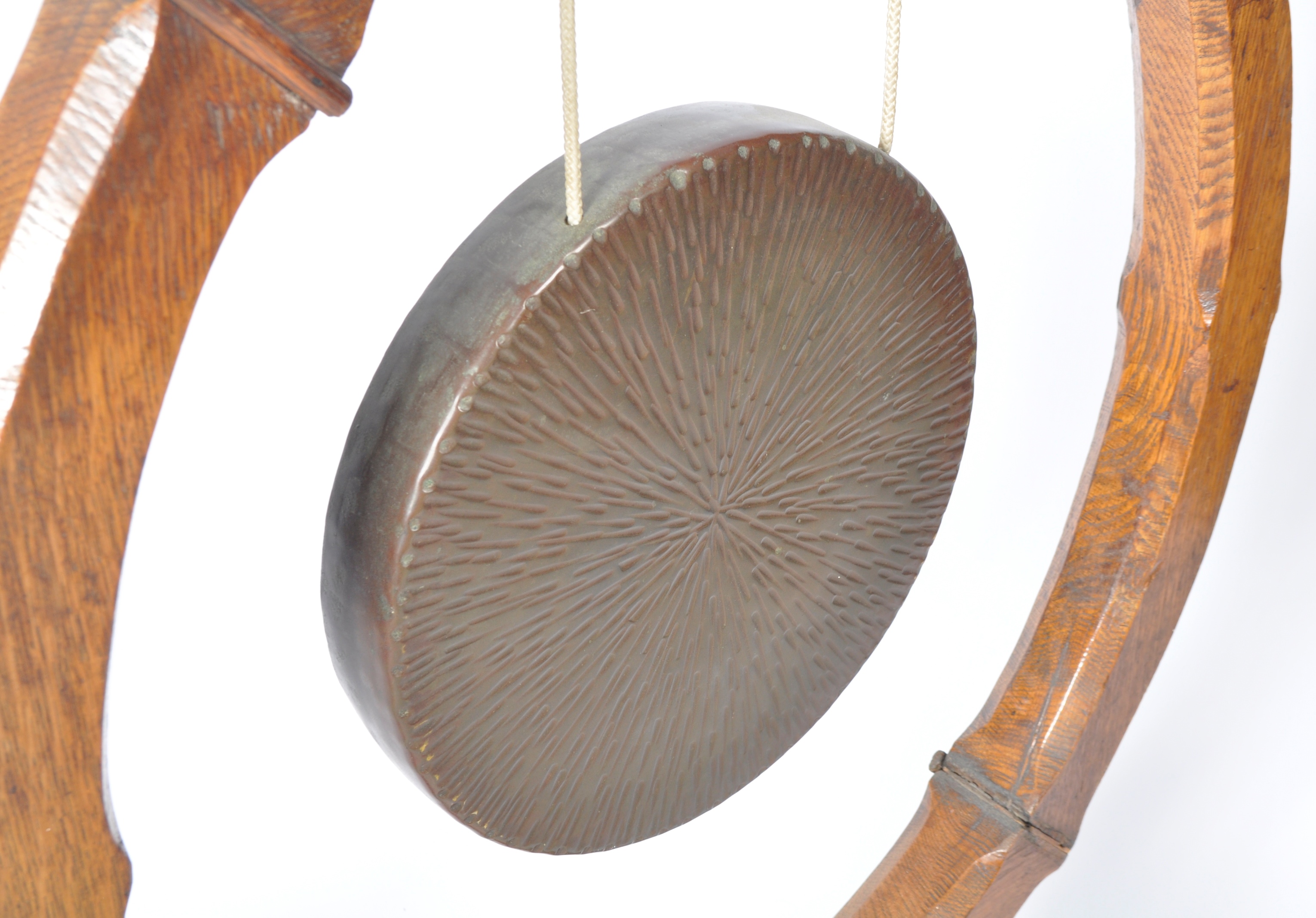 19TH CENTURY OAK AND BRASS CIRCULAR DINNER GONG - Image 4 of 5