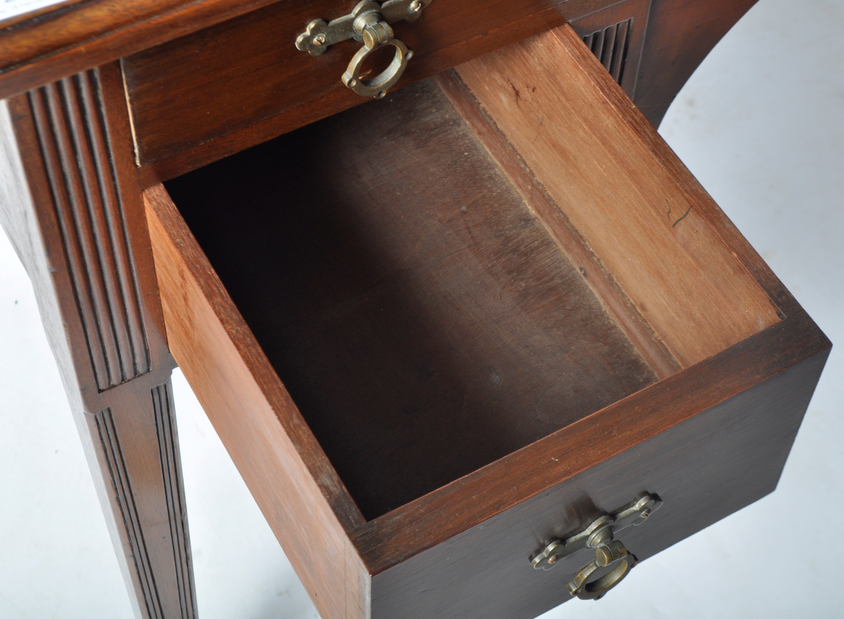 EDWARDIAN MAHOGANY WRITING TABLE DESK - Image 7 of 9