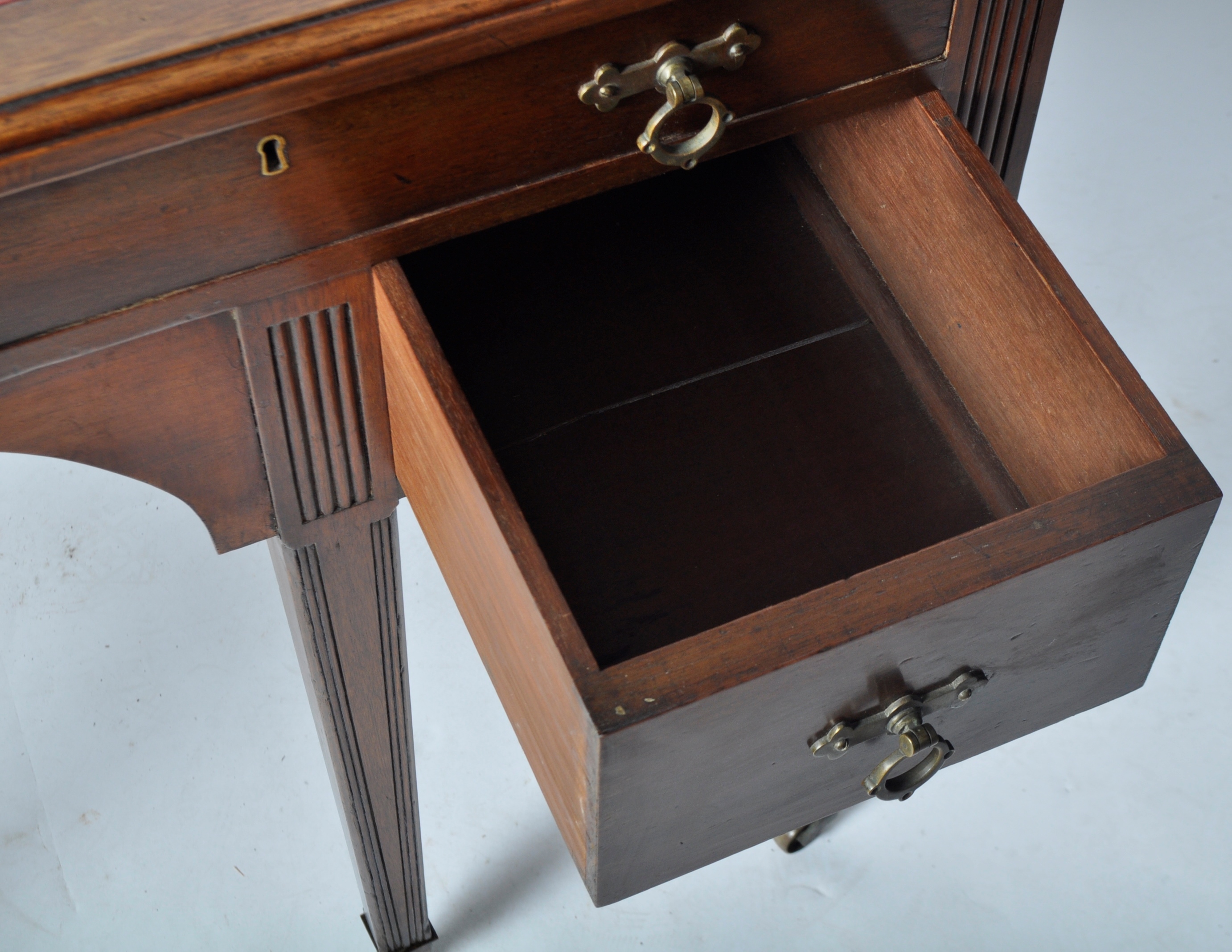 EDWARDIAN MAHOGANY WRITING TABLE DESK - Image 6 of 9