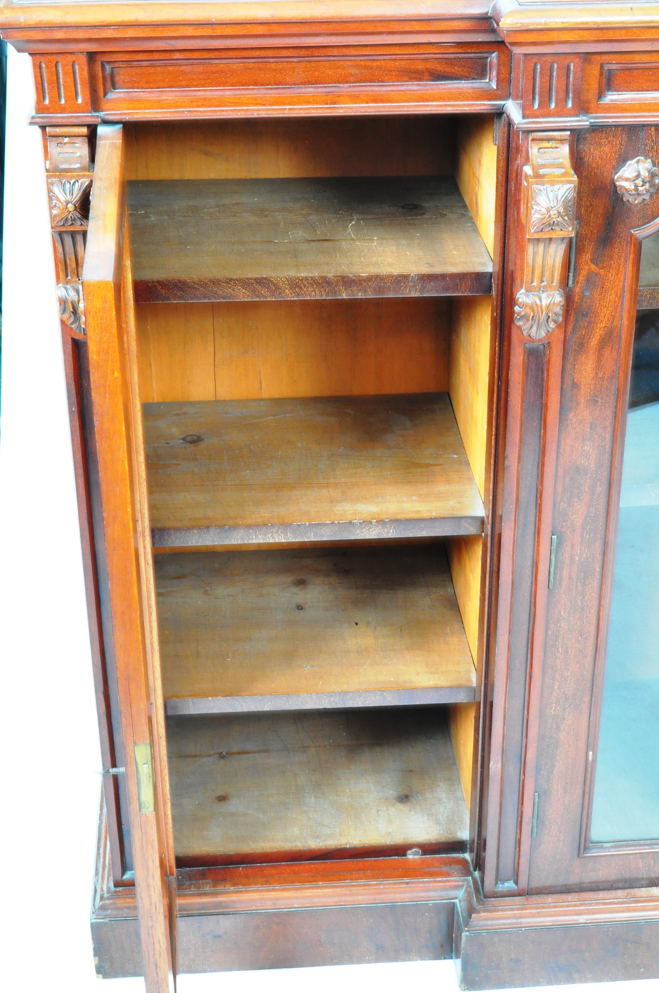 VICTORIAN MAHOGANY BREAKFRONT BOOKCASE DISPLAY CABINET - Image 4 of 7