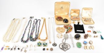 ASSORTMENT OF VINTAGE COSTUME JEWELLERY