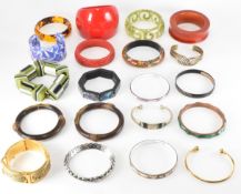 ASSORTMENT OF BANGLES & VINTAGE BROOCHES