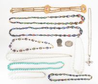 ASSORTMENT OF ANTIQUE AND VINTAGE JEWELLERY