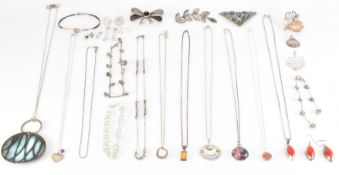 ASSORTMENT OF SILVER & WHITE METAL JEWELLERY