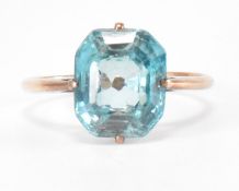 AN EARLY 20TH CENTURY BLUE ZIRCON ROSE GOLD RING