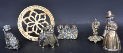 EARLY 20TH CENTURY ASSORTMENT OF BRASS FIGURES & TRIVET