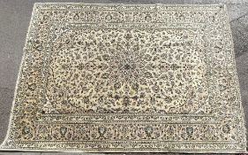 AN EARLY 20TH CENTURY HAND KNOTTED PERSIAN KASHAN RUG
