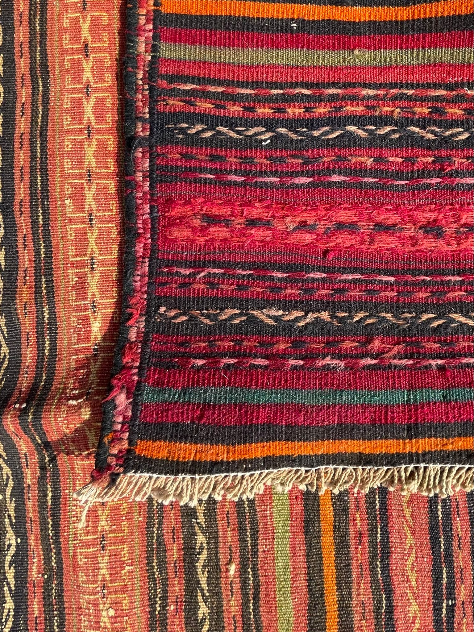 AN EARLY 20TH CENTURY KASHGAI - NAVAJO - FLOOR RUG - Image 5 of 5