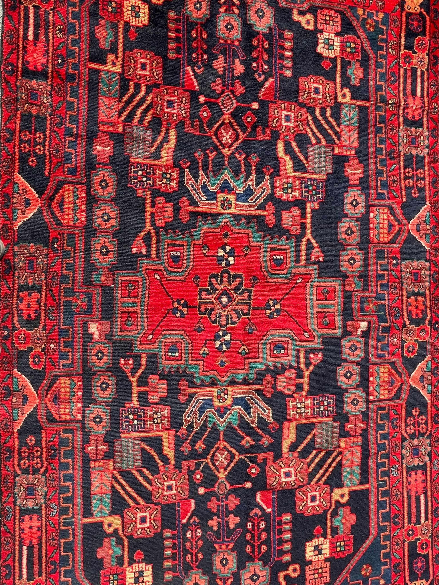 AN EARLY 20TH CENTURY HAND KNOTTED PERSIAN NAHAWAND RUG