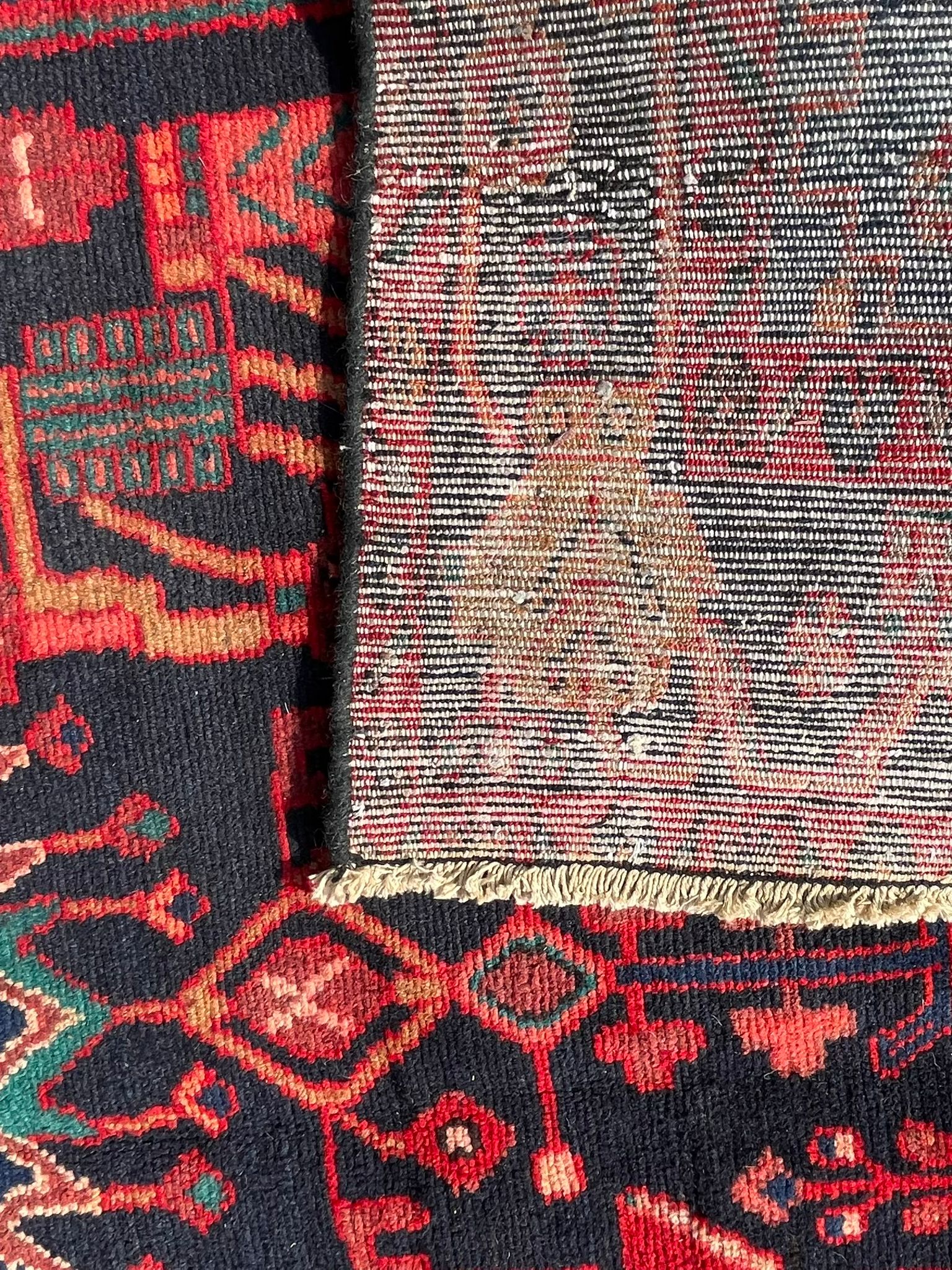 AN EARLY 20TH CENTURY HAND KNOTTED PERSIAN NAHAWAND RUG - Image 4 of 5