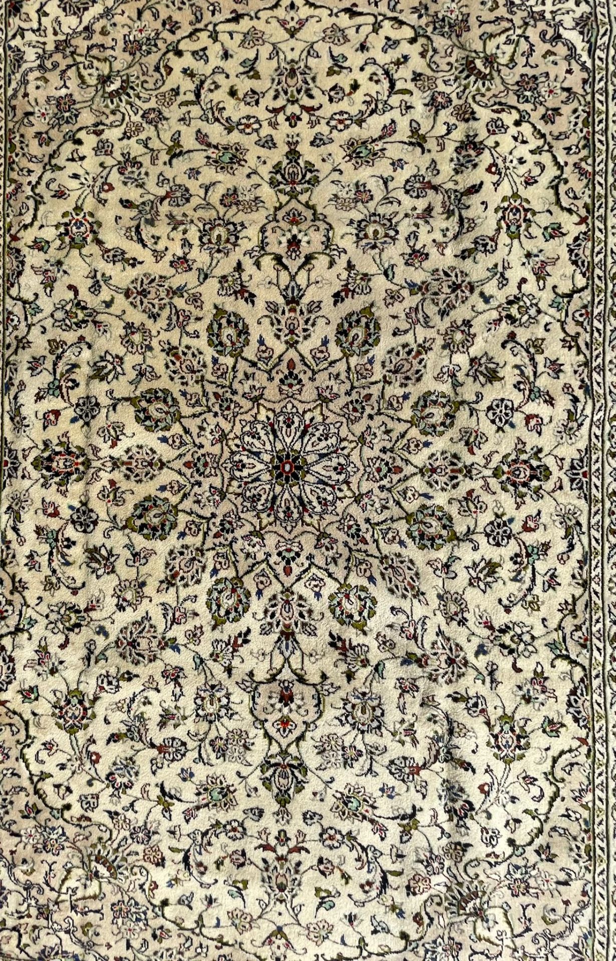 AN EARLY 20TH CENTURY HAND KNOTTED PERSIAN KASHAN RUG - Bild 3 aus 5