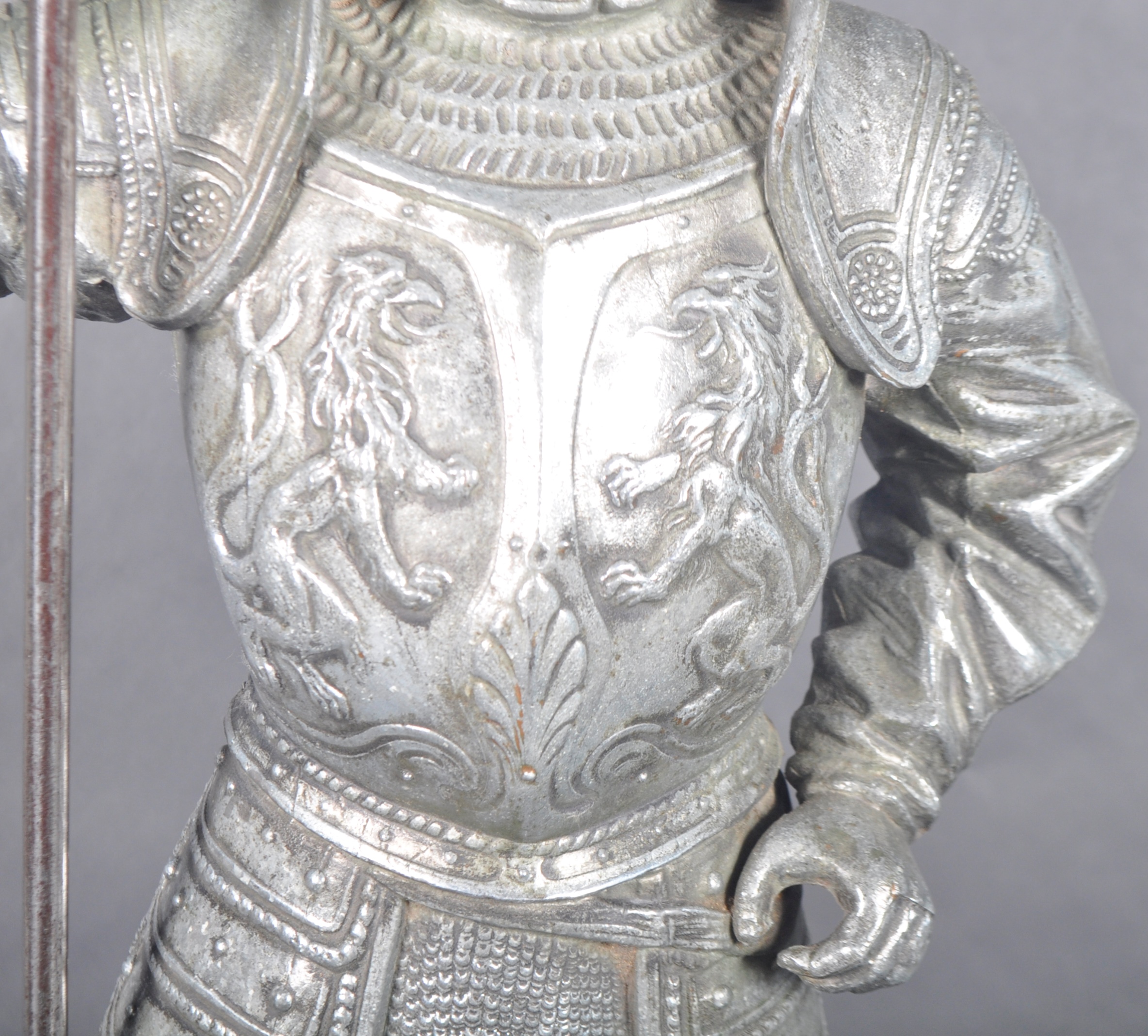 19TH CENTURY SPELTER BRONZE FIGURINE OF KNIGHT - Image 4 of 8