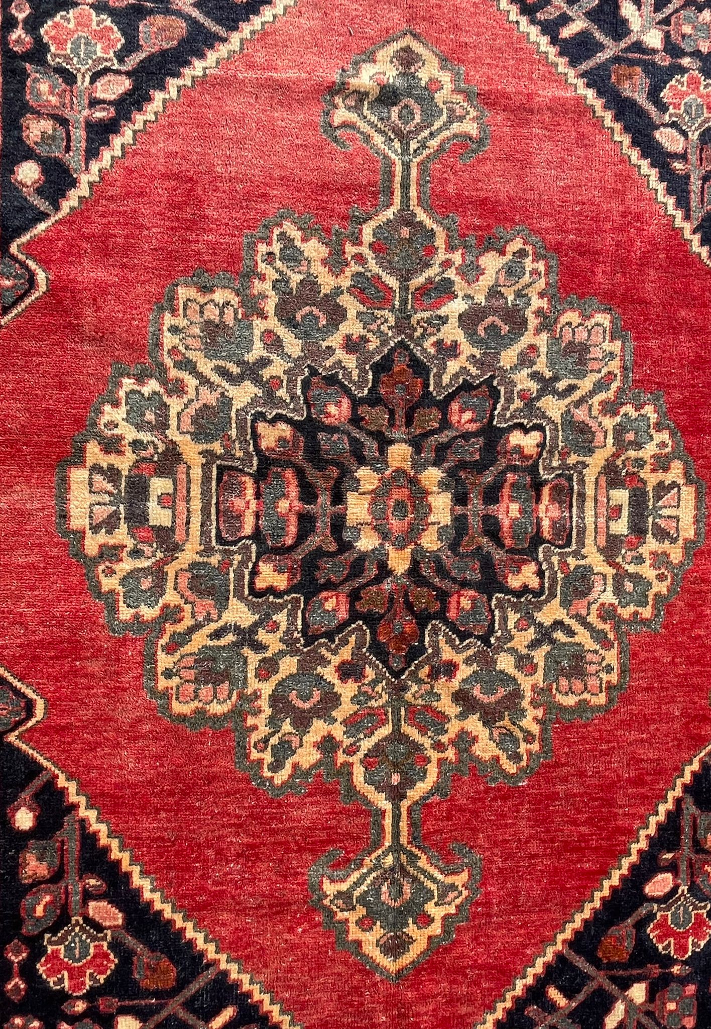 AN EARLY 20TH CENTURY HAND KNOTTED PERSIAN BAKHTIAR RUG