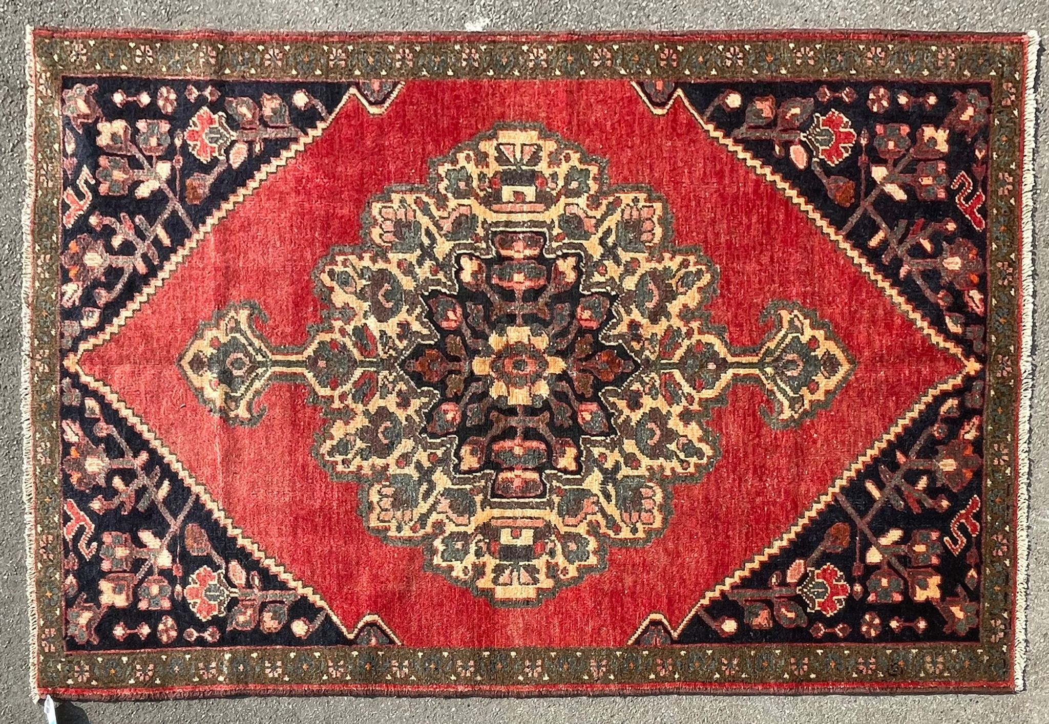 AN EARLY 20TH CENTURY HAND KNOTTED PERSIAN BAKHTIAR RUG - Image 3 of 4