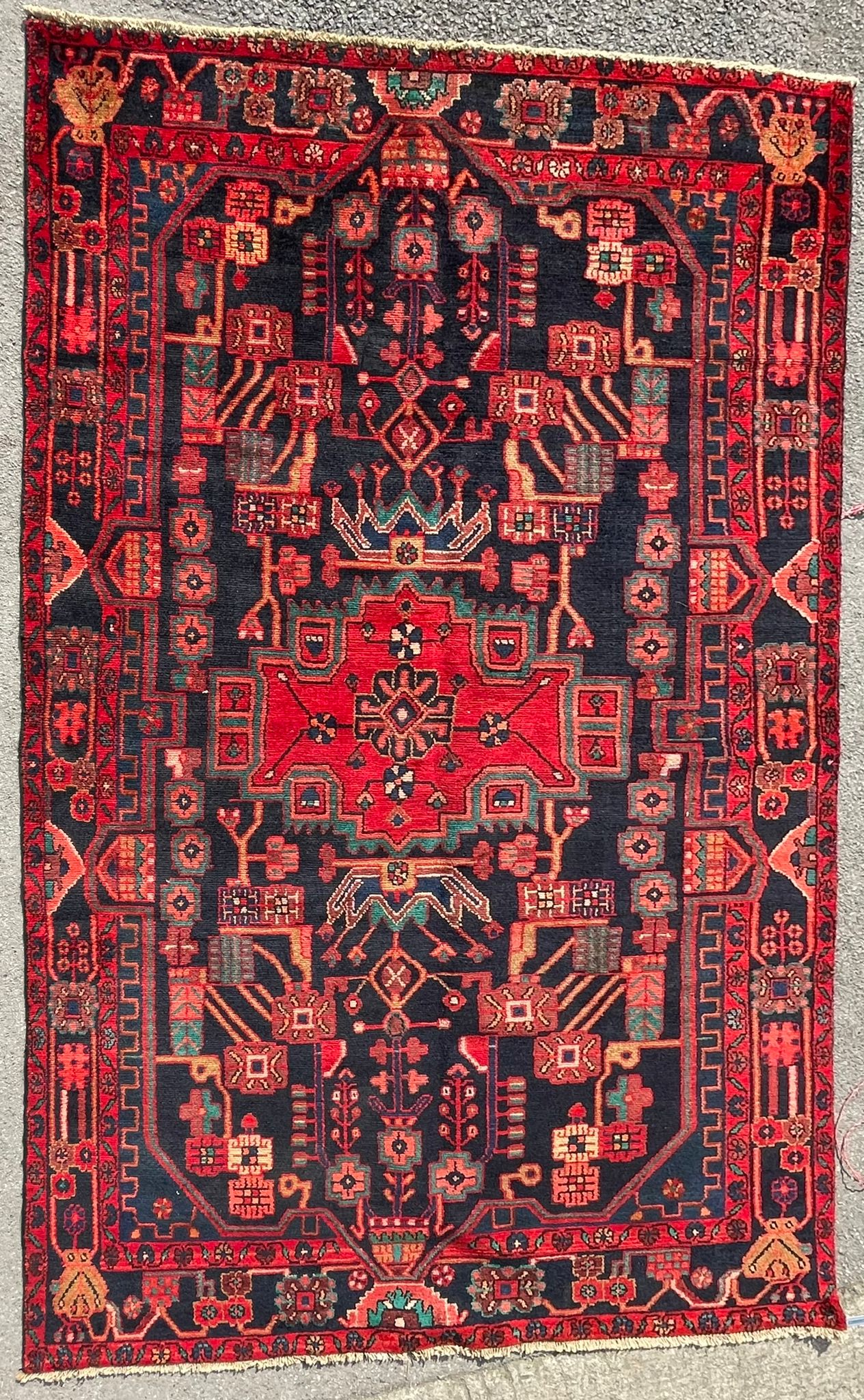 AN EARLY 20TH CENTURY HAND KNOTTED PERSIAN NAHAWAND RUG - Image 2 of 5