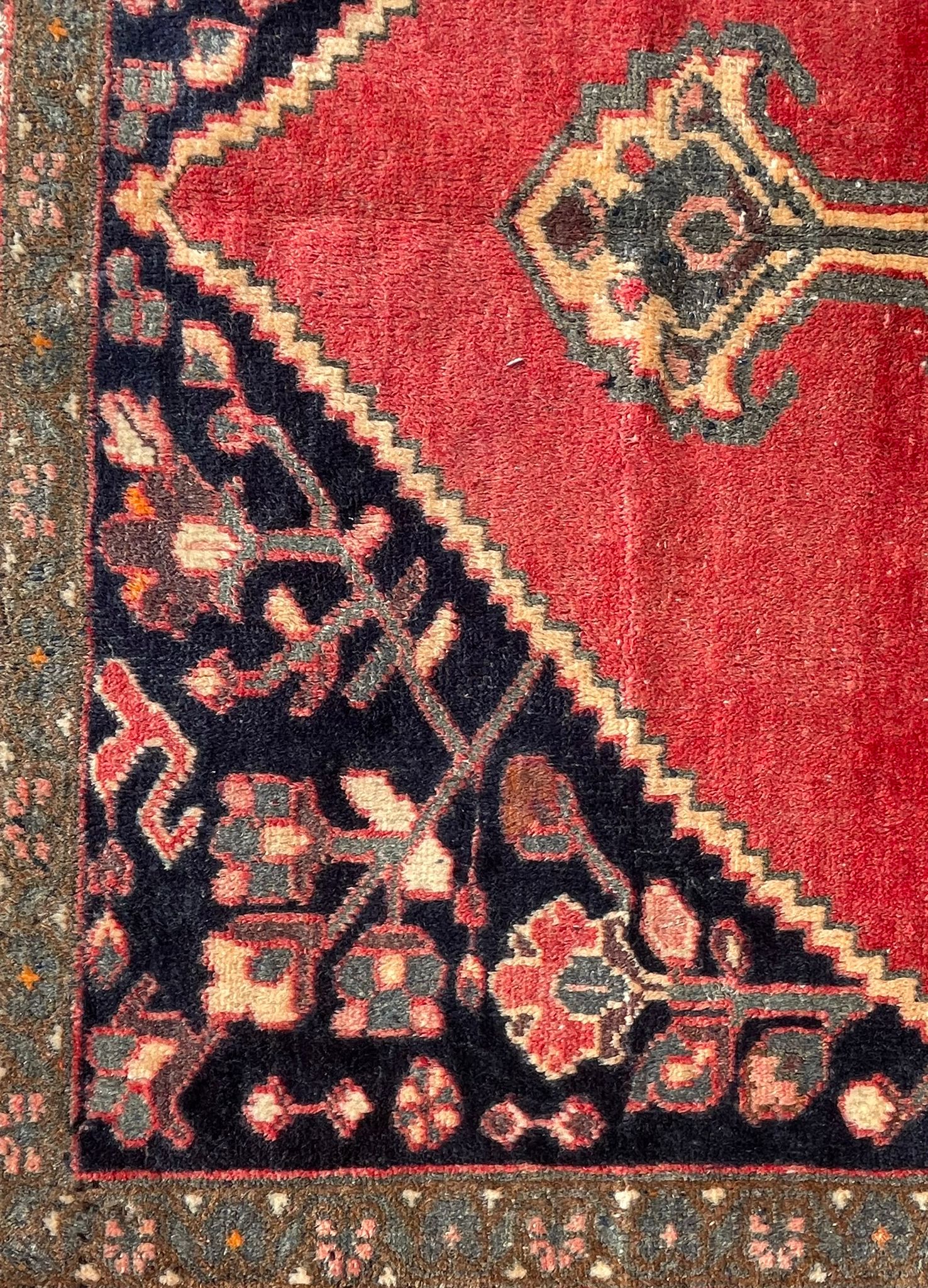 AN EARLY 20TH CENTURY HAND KNOTTED PERSIAN BAKHTIAR RUG - Image 2 of 4