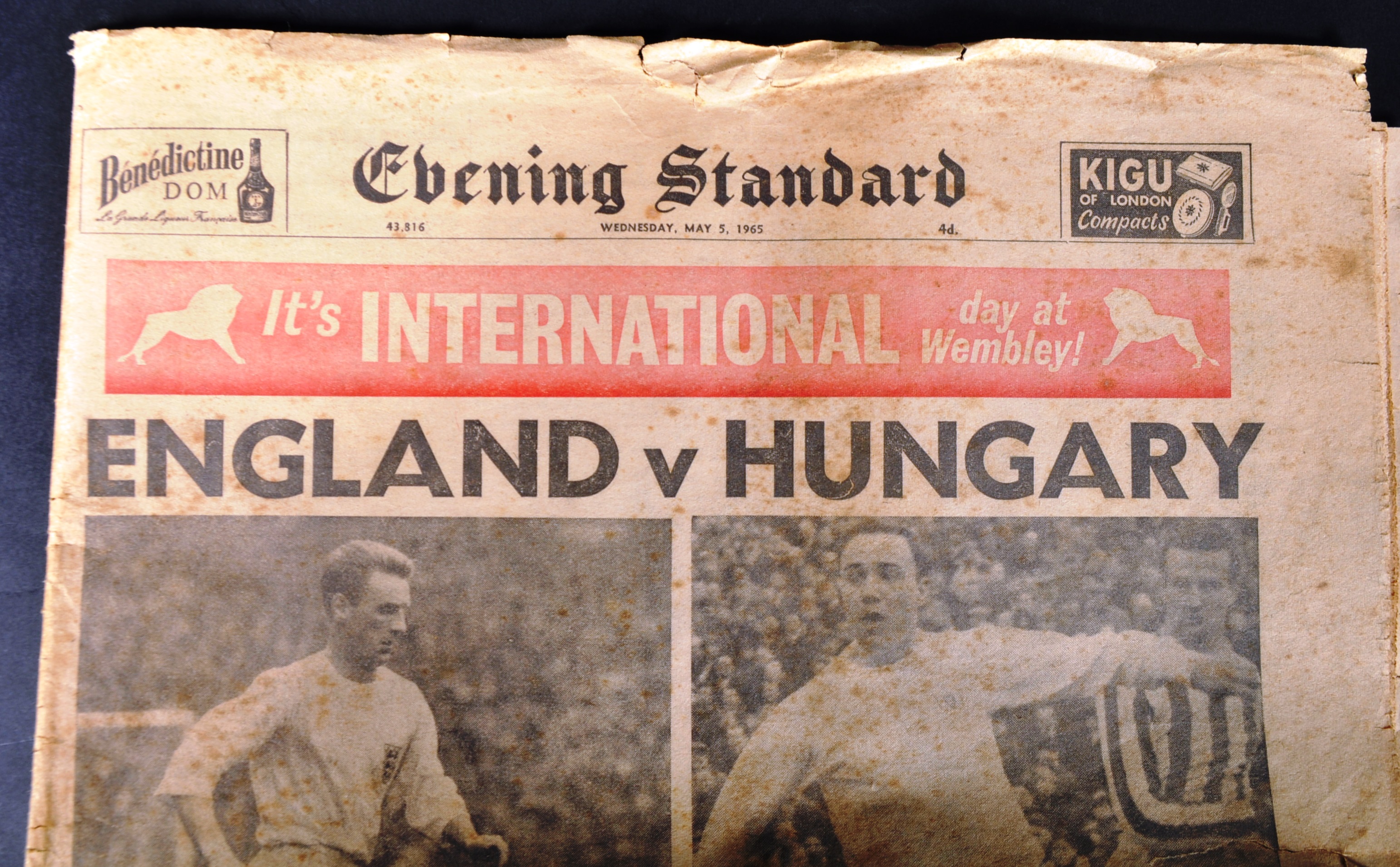 ENGLAND NATIONAL TEAM - A COLLECTON OF FOOTBALL MEMORABILIA - Image 8 of 8