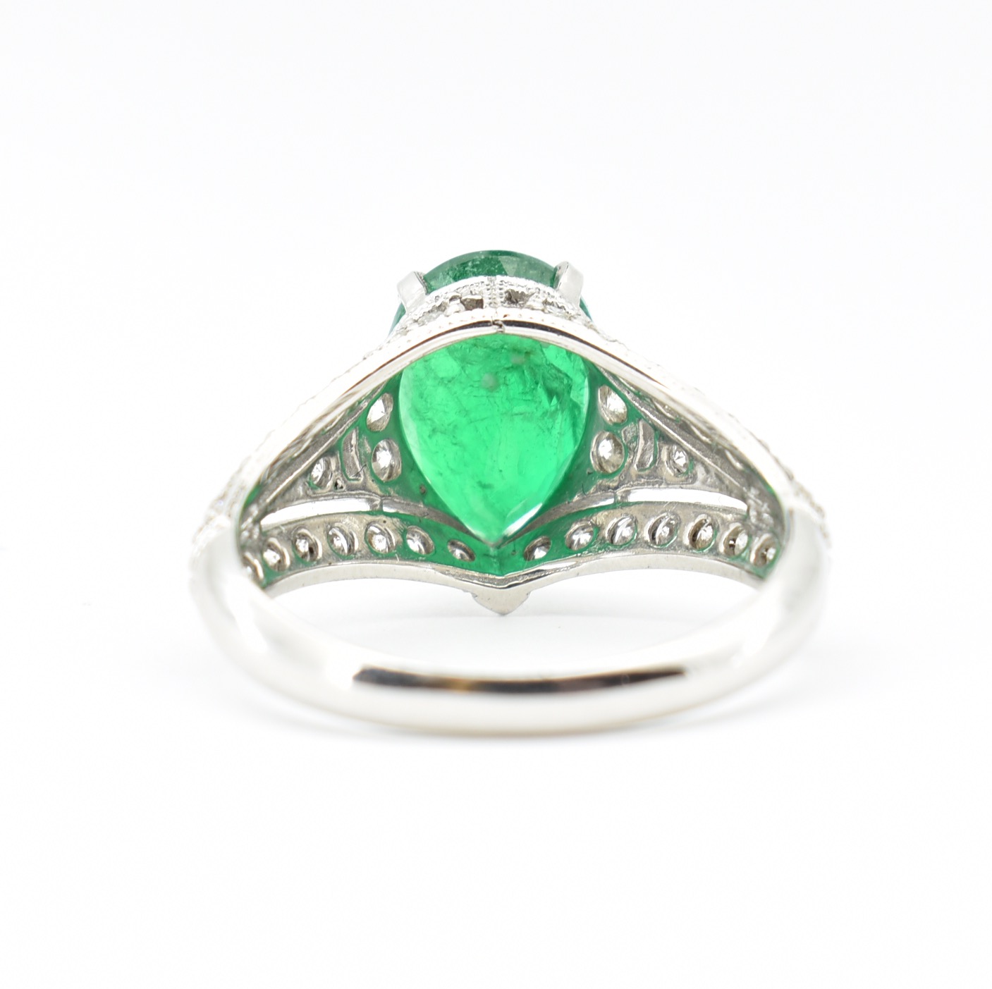 EMERALD & DIAMOND DOME RING - Image 3 of 4