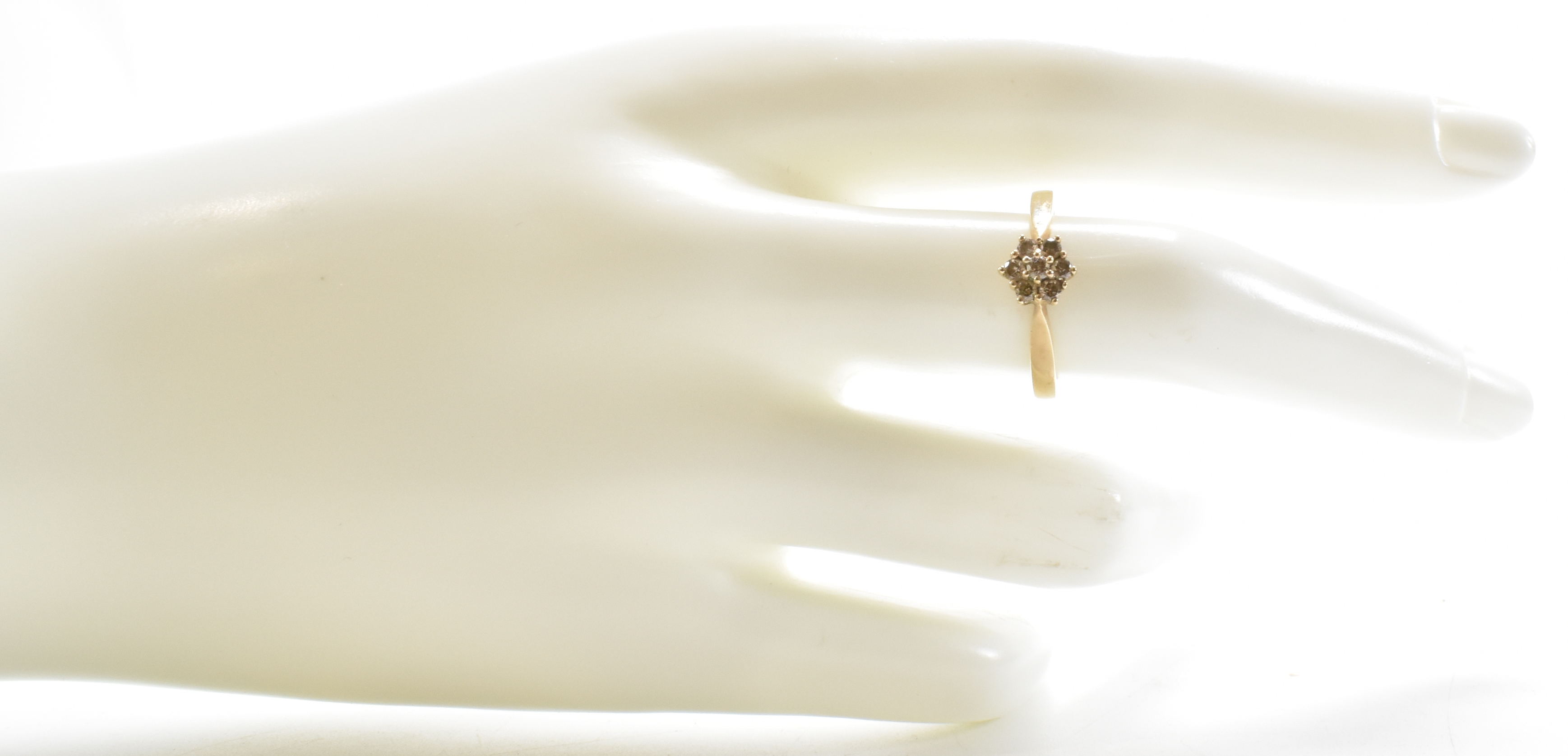 HALLMARKED 9CT GOLD DIAMOND CLUSTER RING - Image 8 of 9