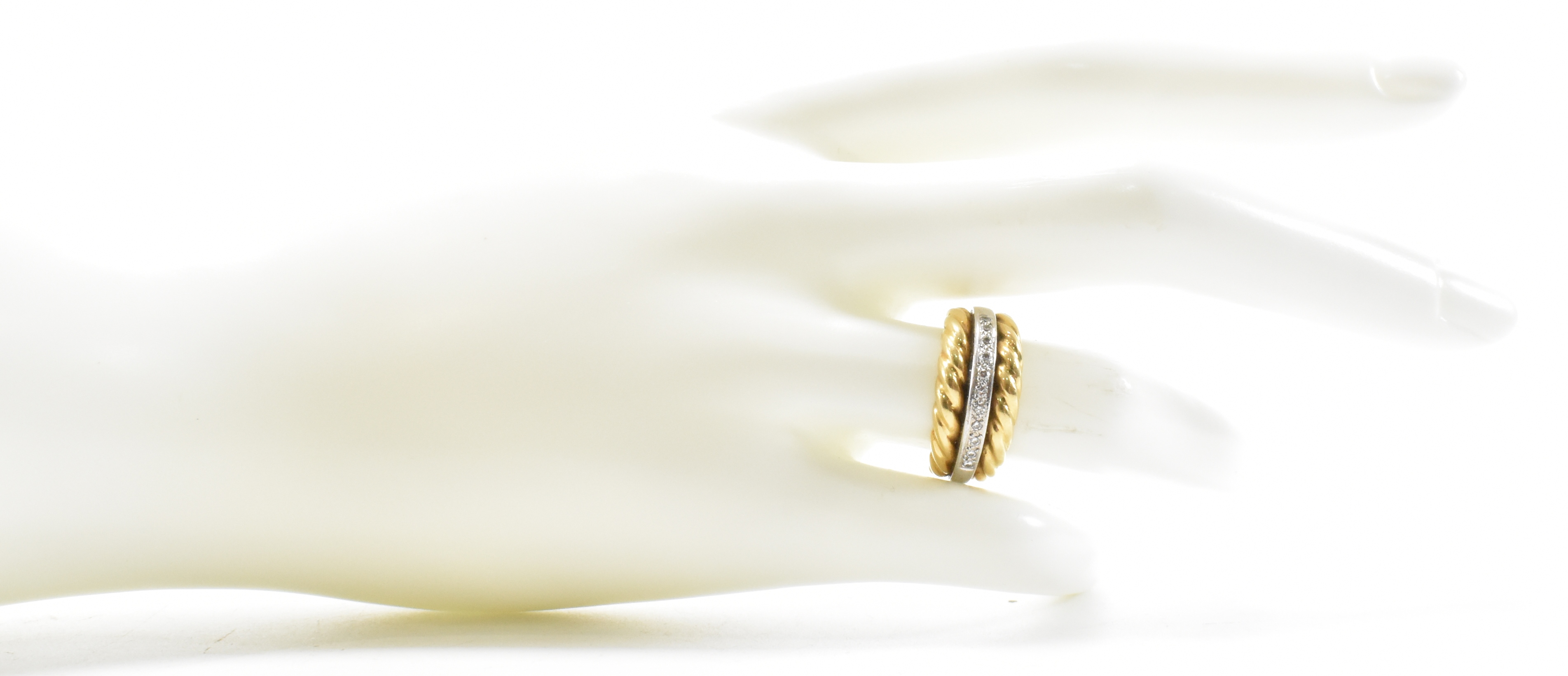 18CT GOLD & DIAMOND 5 STONE RING - Image 7 of 10