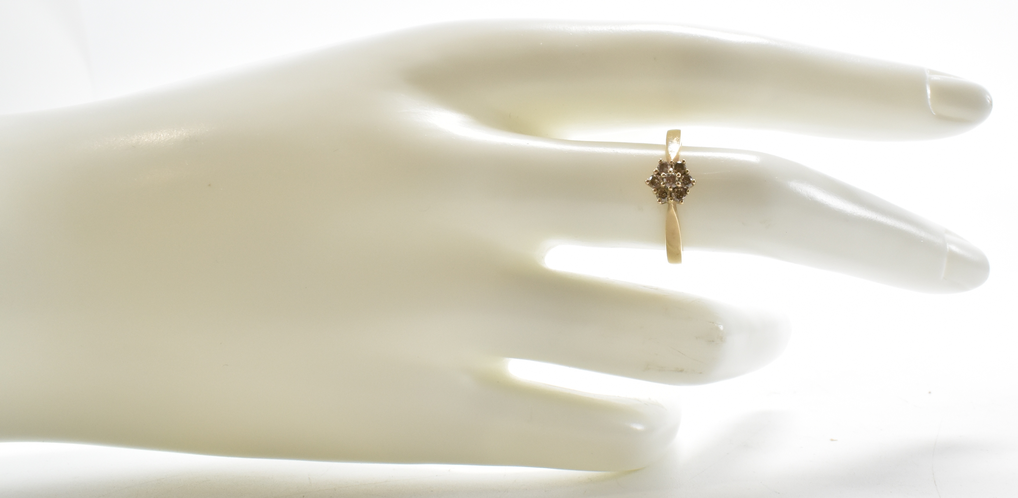 HALLMARKED 9CT GOLD DIAMOND CLUSTER RING - Image 9 of 9