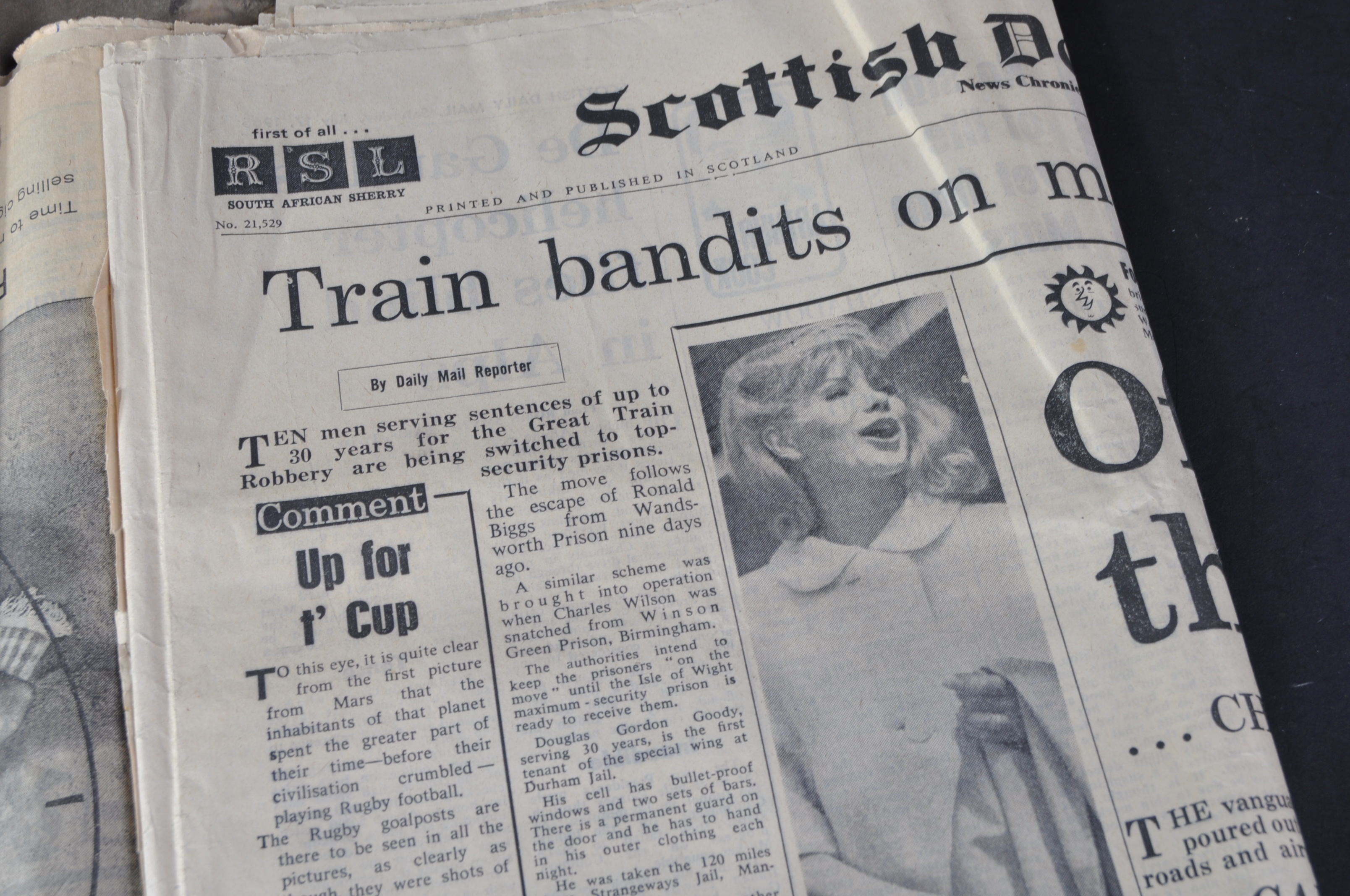 GREAT TRAIN ROBBERY - ORIGINAL NEWSPAPERS - Image 6 of 7