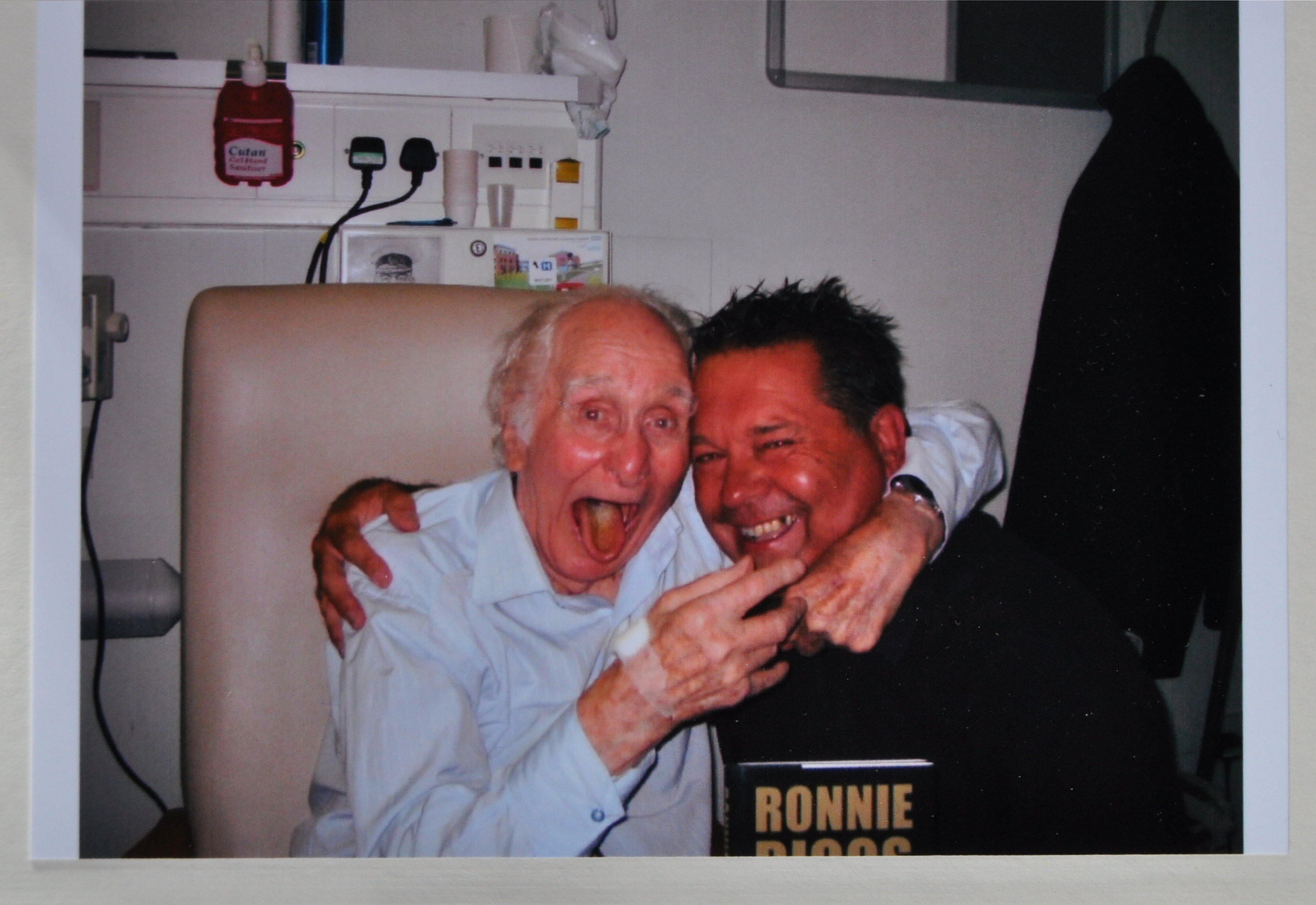 GREAT TRAIN ROBBERY - RONNIE BIGGS THE INSIDE STORY SIGNED - Image 3 of 7