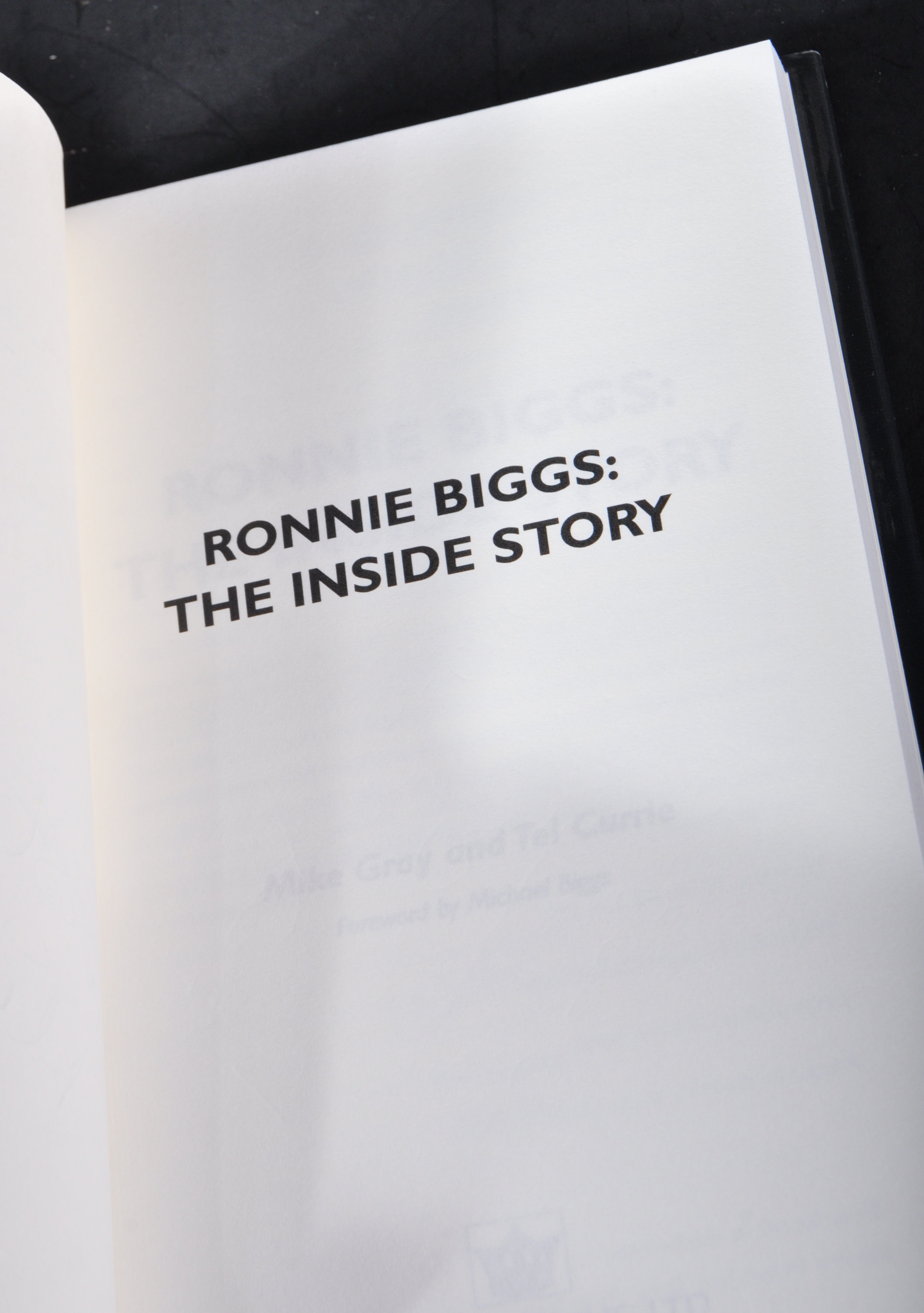 GREAT TRAIN ROBBERY - RONNIE BIGGS THE INSIDE STORY SIGNED - Image 4 of 7