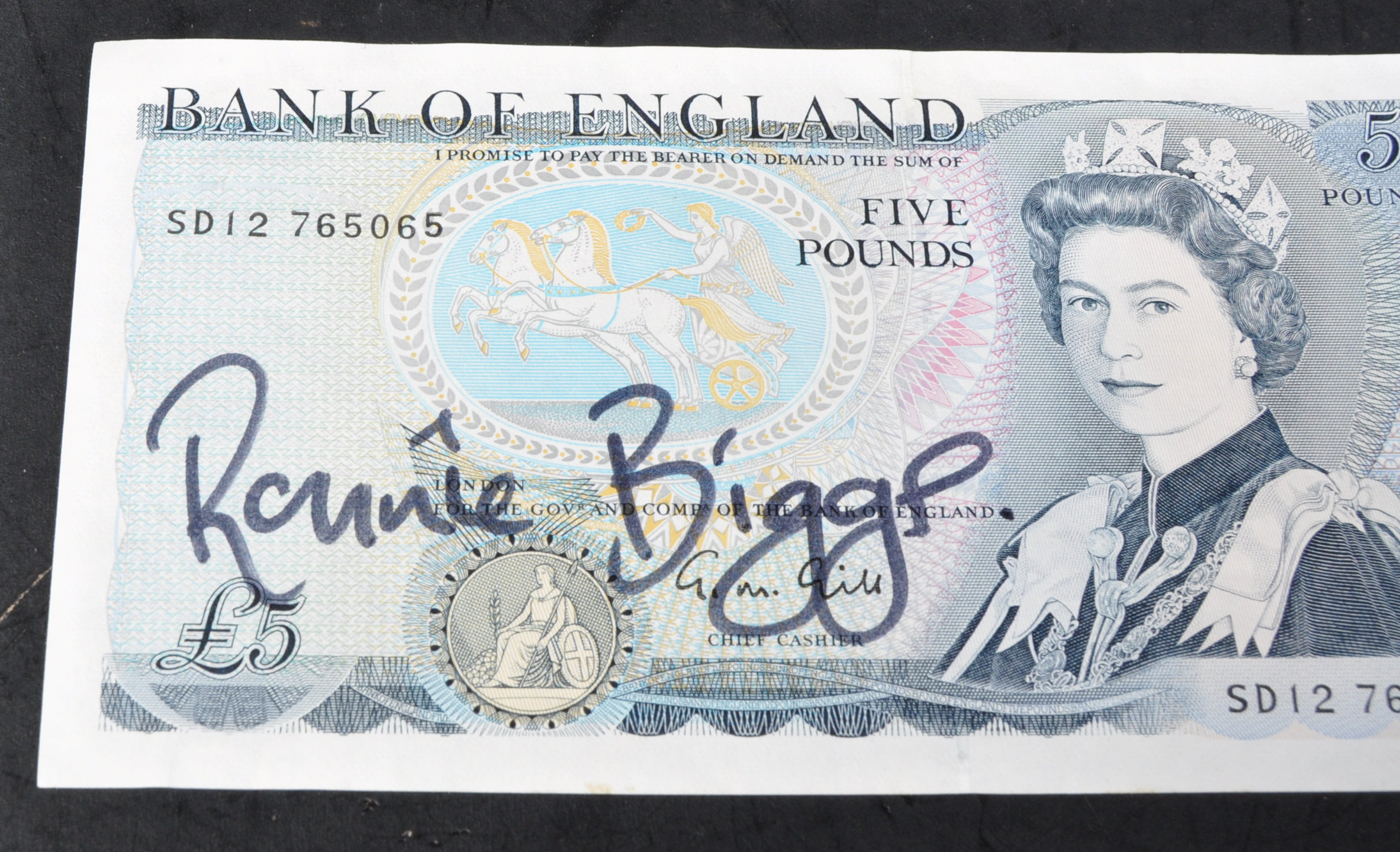 GREAT TRAIN ROBBERY - RONNIE BIGGS SIGNED BANK NOTES - Image 3 of 6