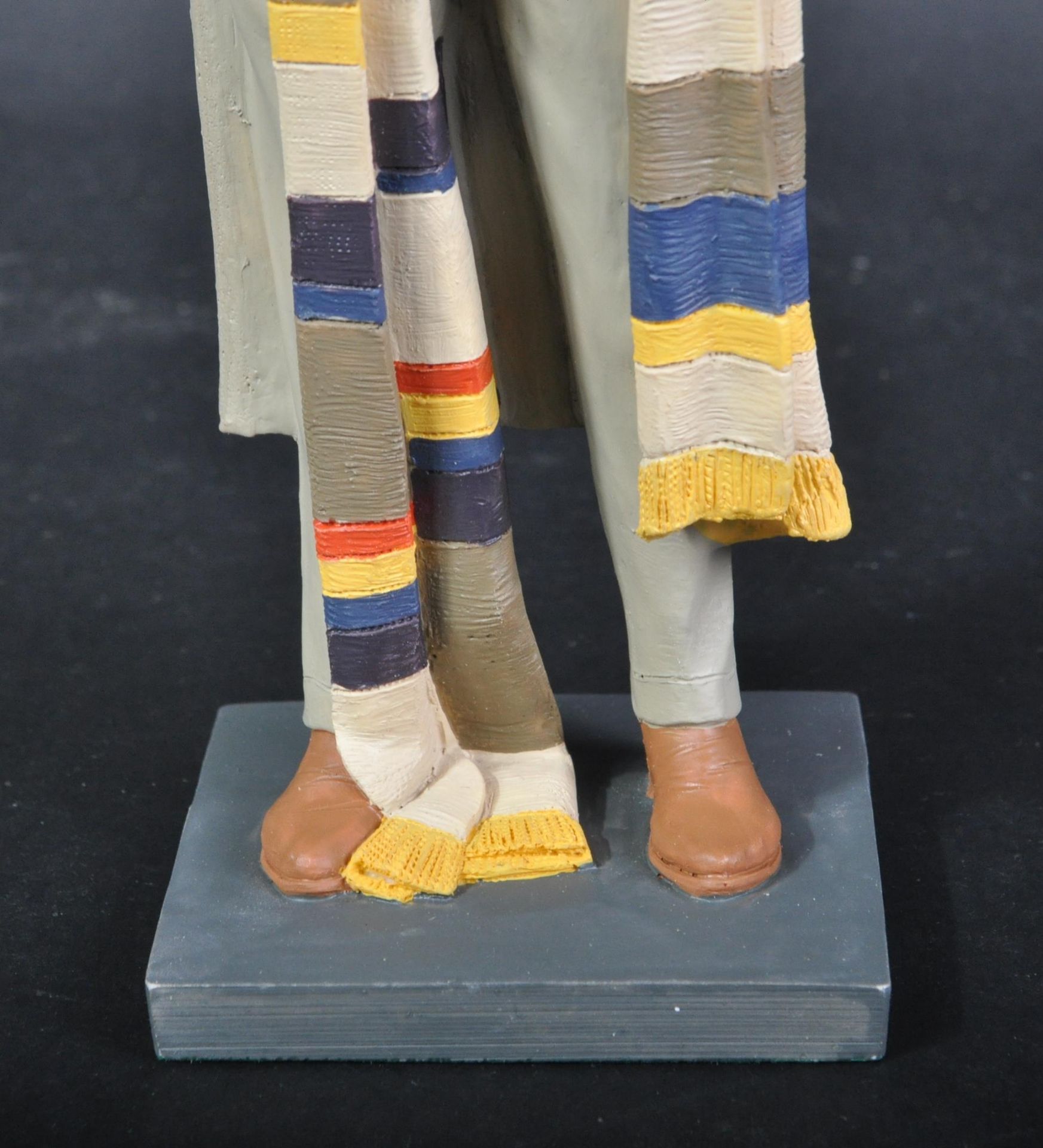 DOCTOR WHO - LARGE SCALE RESIN STATUE OF FOURTH DOCTOR TOM BAKER - Image 4 of 7