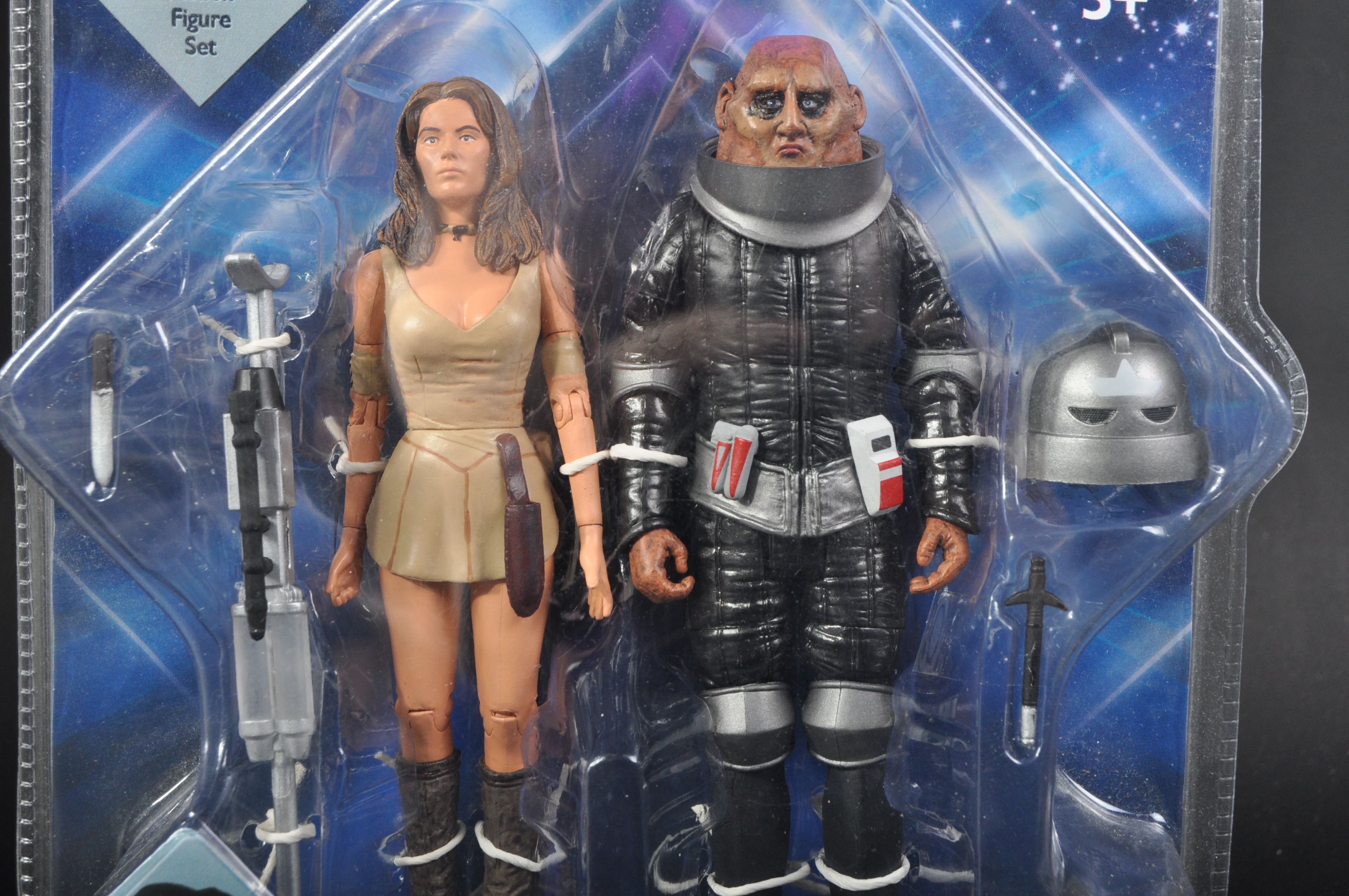 DOCTOR WHO - UT TOYS - LEELA & COMMANDER STOR ACTION FIGURE - Image 2 of 4