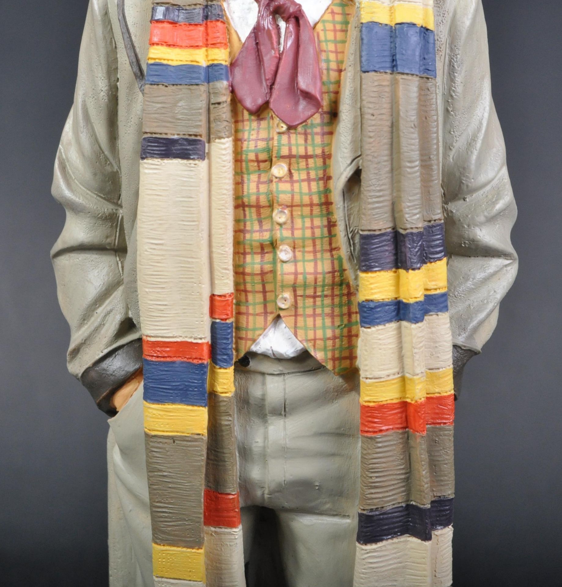 DOCTOR WHO - LARGE SCALE RESIN STATUE OF FOURTH DOCTOR TOM BAKER - Bild 3 aus 7