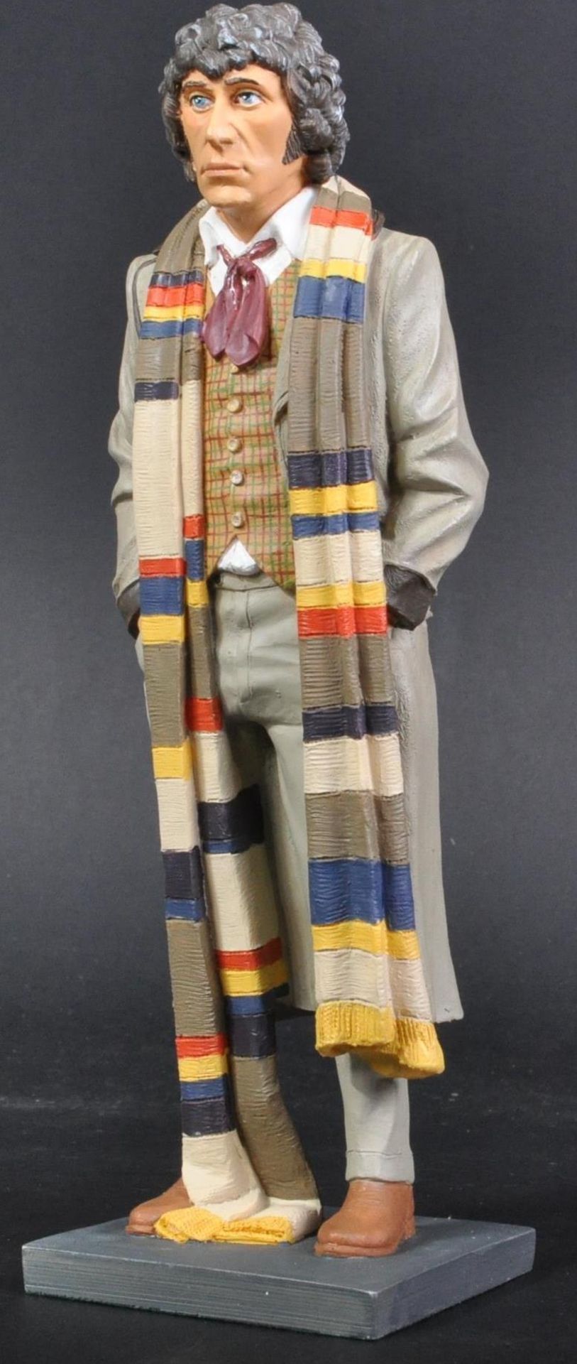DOCTOR WHO - LARGE SCALE RESIN STATUE OF FOURTH DOCTOR TOM BAKER