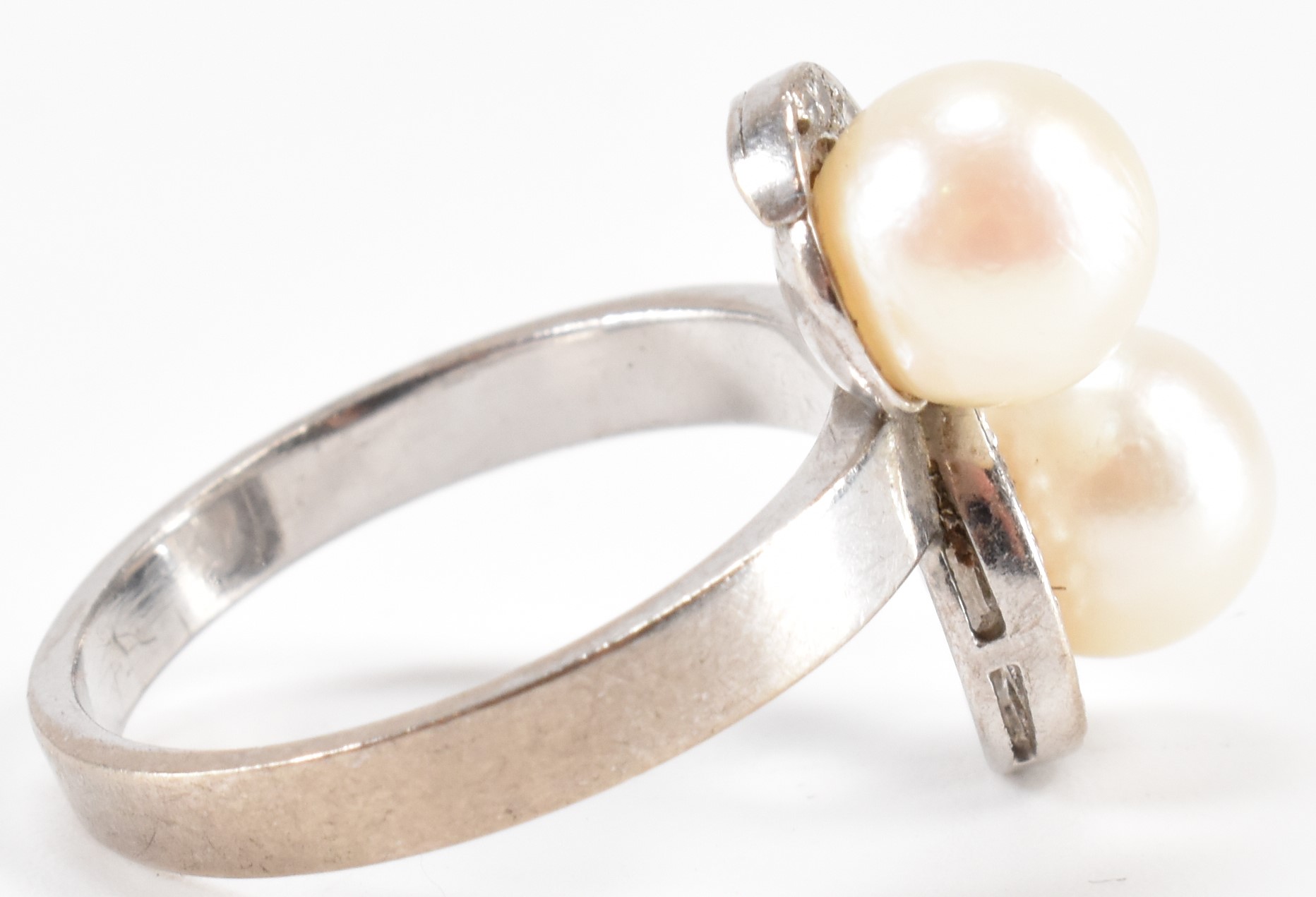WHITE GOLD PEARL & DIAMOND CROSSOVER RING - Image 5 of 7