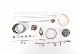 ASSORTMENT OF SILVER & MIXED WHITE METAL JEWELLERY