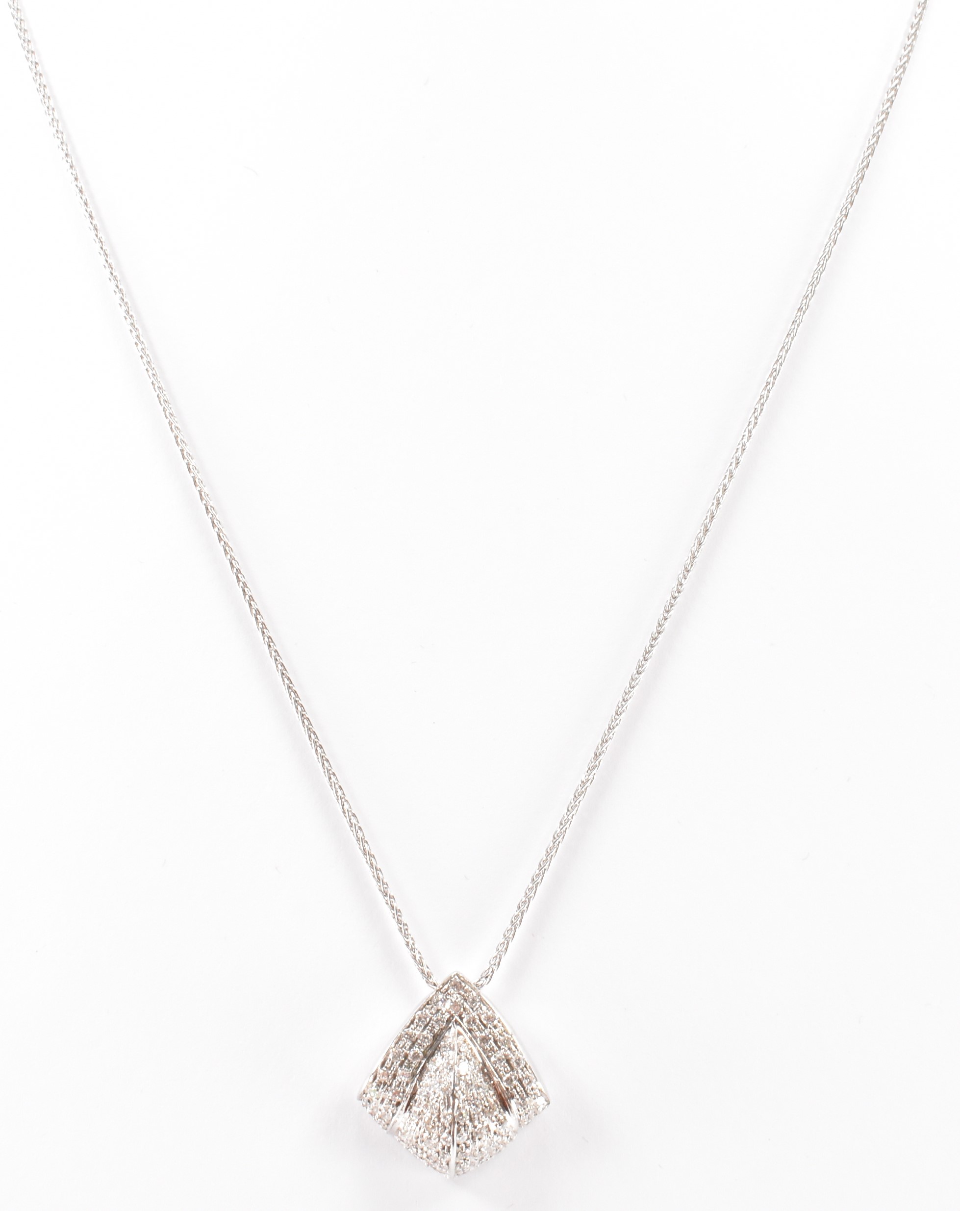 18CT WHITE GOLD & DIAMOND PENDANT NECKLACE - Image 3 of 5