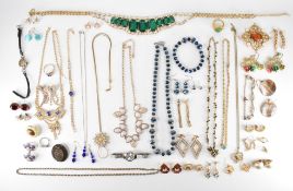 ASSORTMENT OF VINTAGE COSTUME JEWELLERY - INCLUDING .925 SILVER