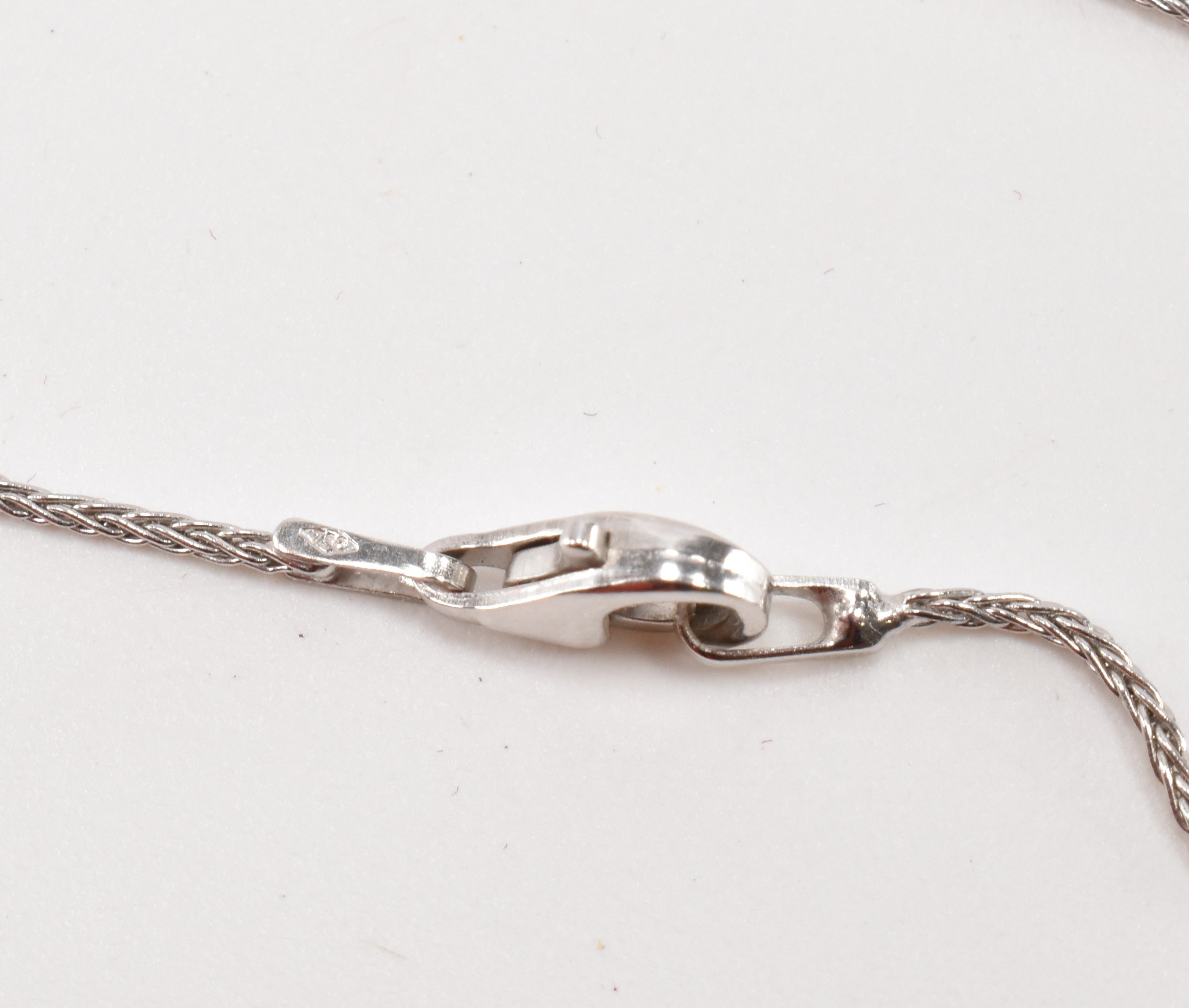 18CT WHITE GOLD & DIAMOND PENDANT NECKLACE - Image 4 of 5