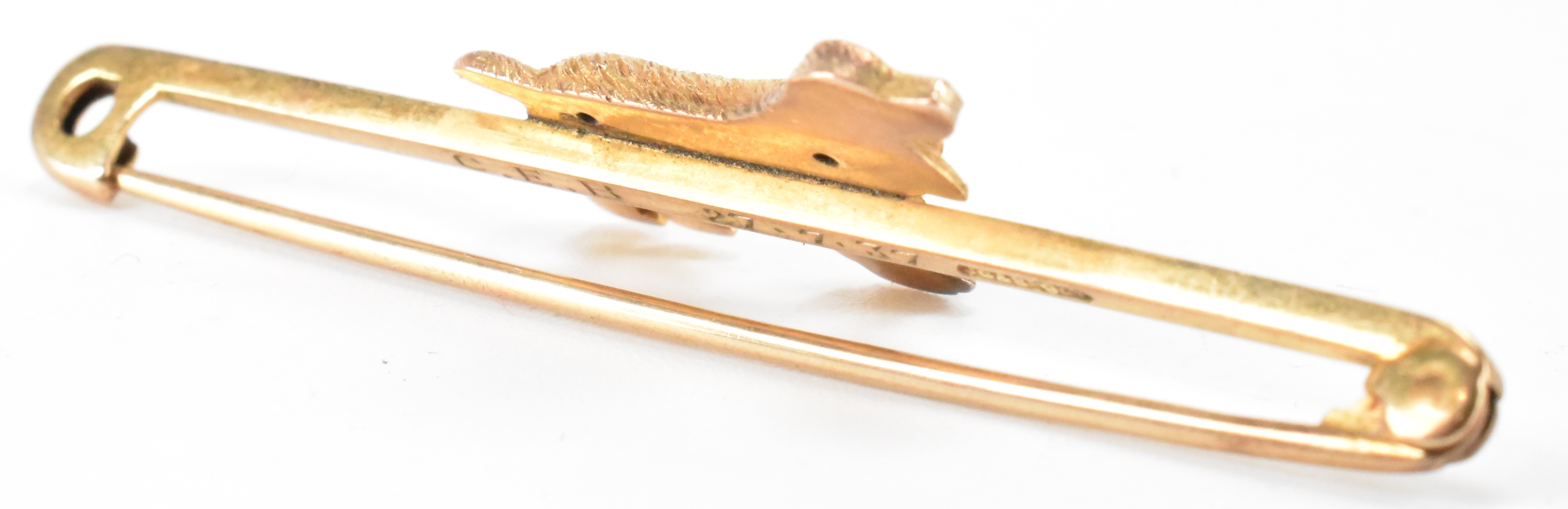 9CT GOLD DOG BAR BROOCH - Image 5 of 10