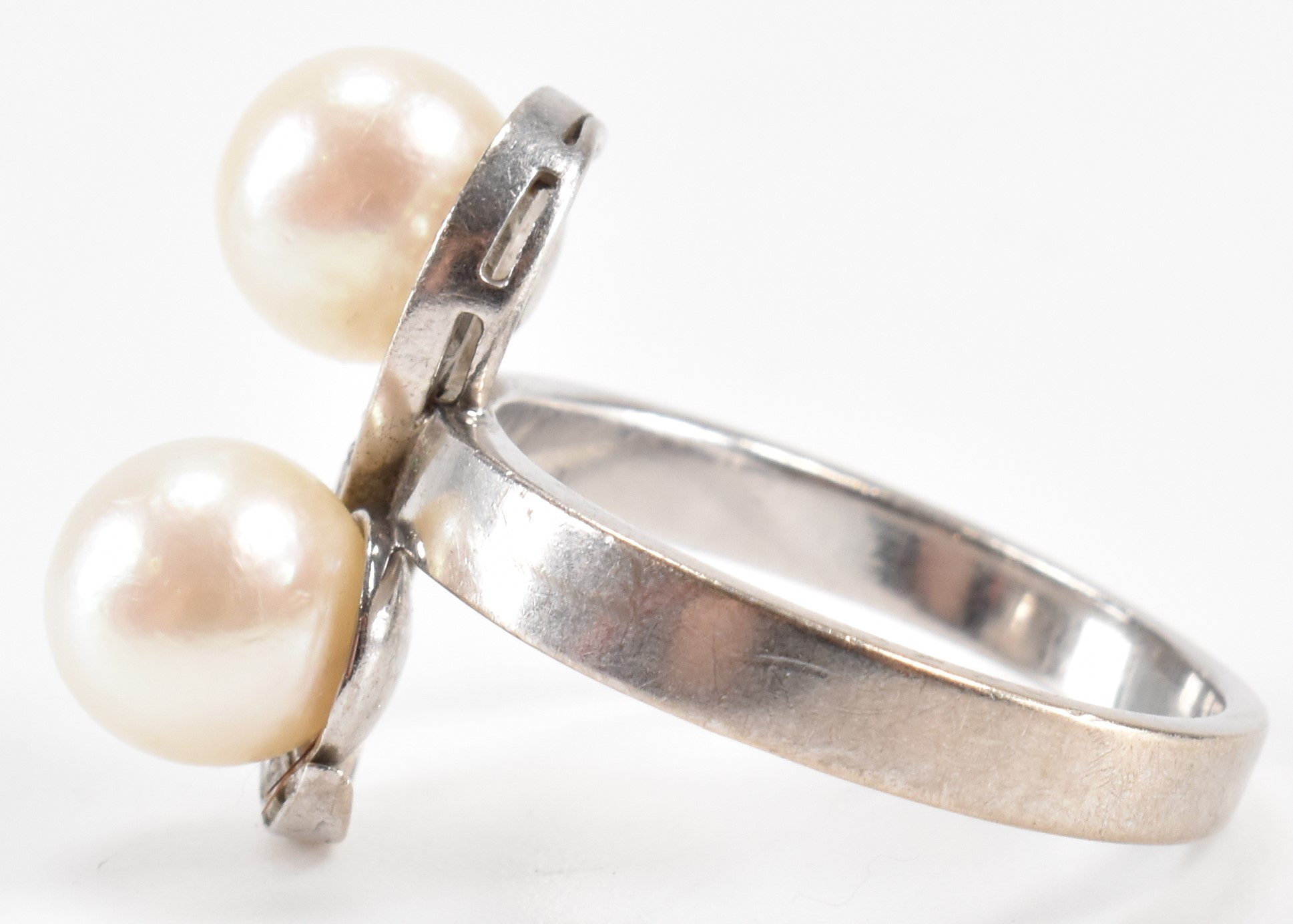 WHITE GOLD PEARL & DIAMOND CROSSOVER RING - Image 3 of 7