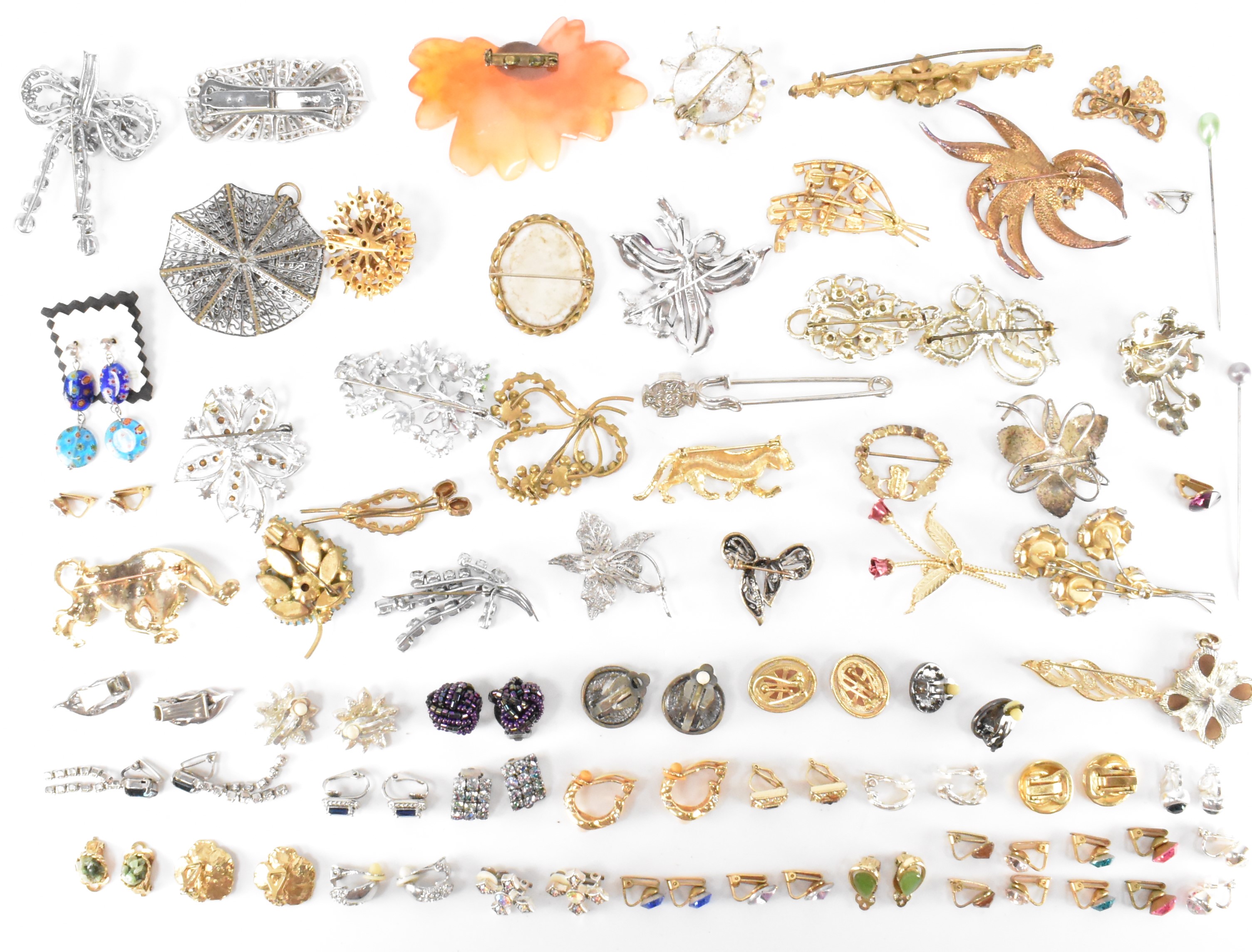 ASSORTMENT OF MID CENTURY BROOCHES & CLIP ON EARRINGS - Image 11 of 11