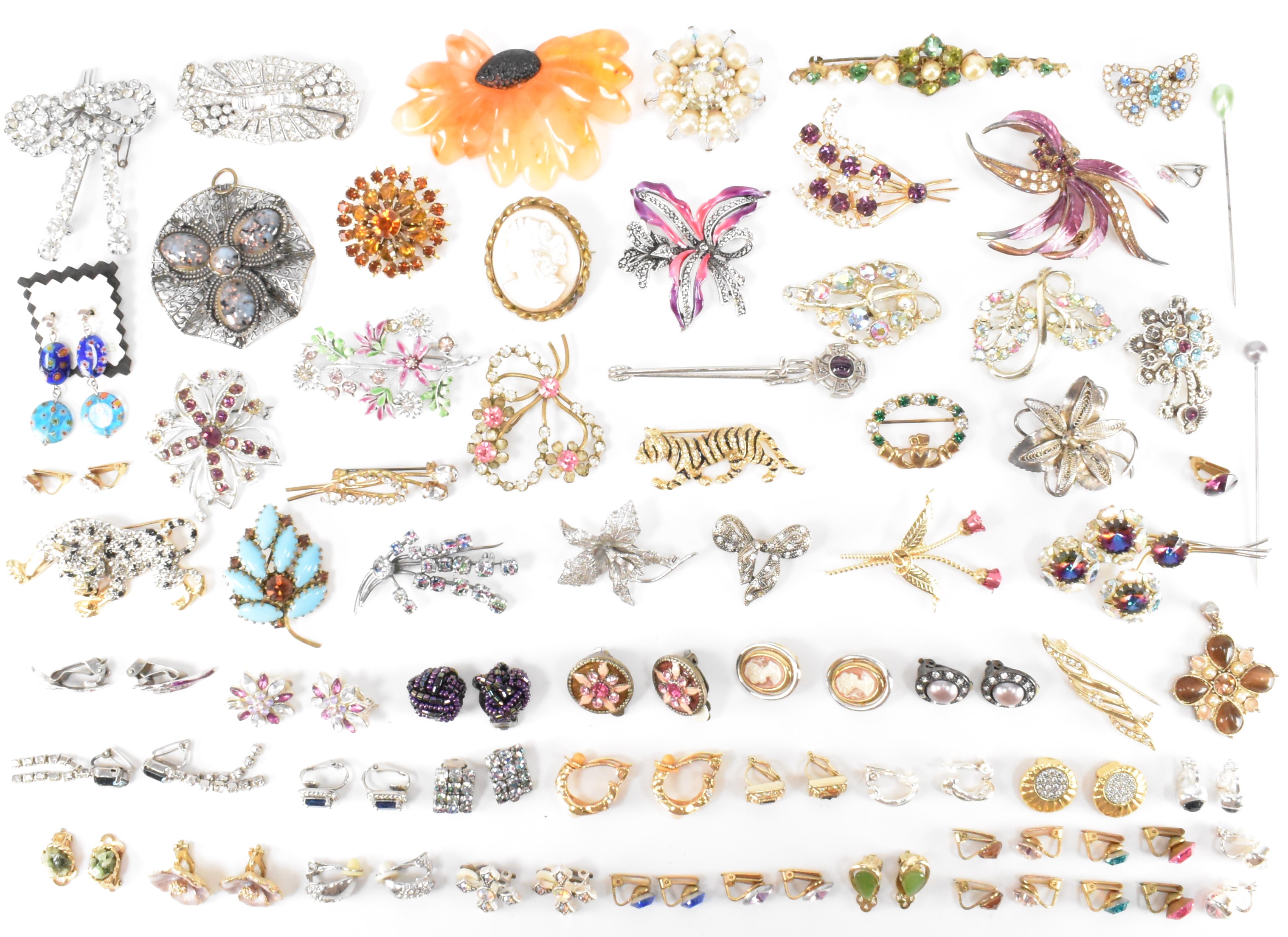 ASSORTMENT OF MID CENTURY BROOCHES & CLIP ON EARRINGS